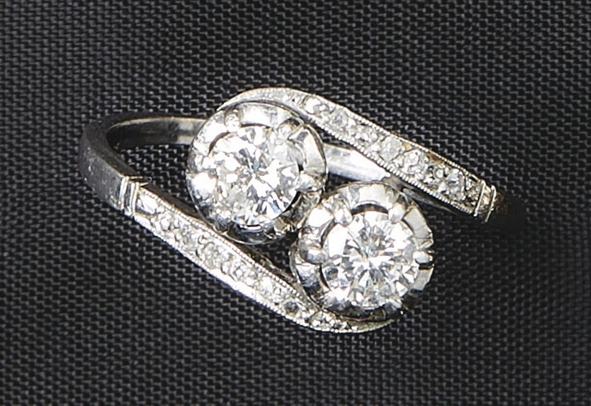 Brillantring1. H. 20. Jh.Als sog. Toi-et-moi-Ring besetzt mit zwei Diamanten im Brillantschliff