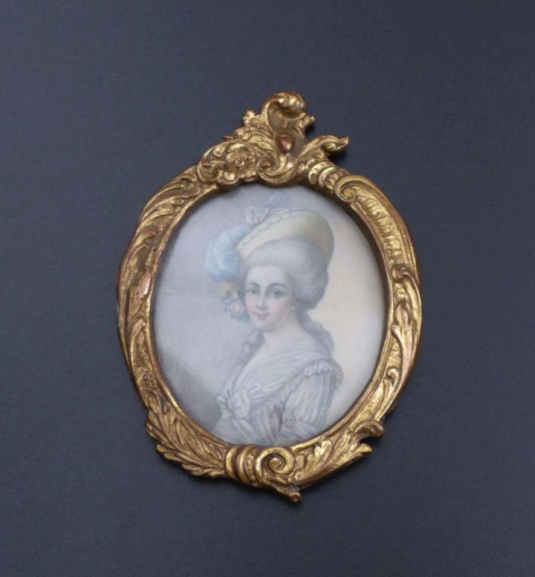 Miniaturportrait einer DameE. 18. Jh.Ovaler Bildausschnitt mit halbfiguriger Darstellung einer
