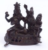 Figurengruppe mit Shiva, Parvati und GaneshaIndien, 19./20. Jh.Der Hindu-Gott Shiva mit seiner