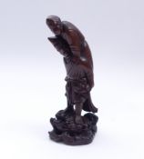 Figur eines Mannes einen Knaben tragendJapanHolz, geschnitzt. H. 19 cm.Dieses Los wird in einer