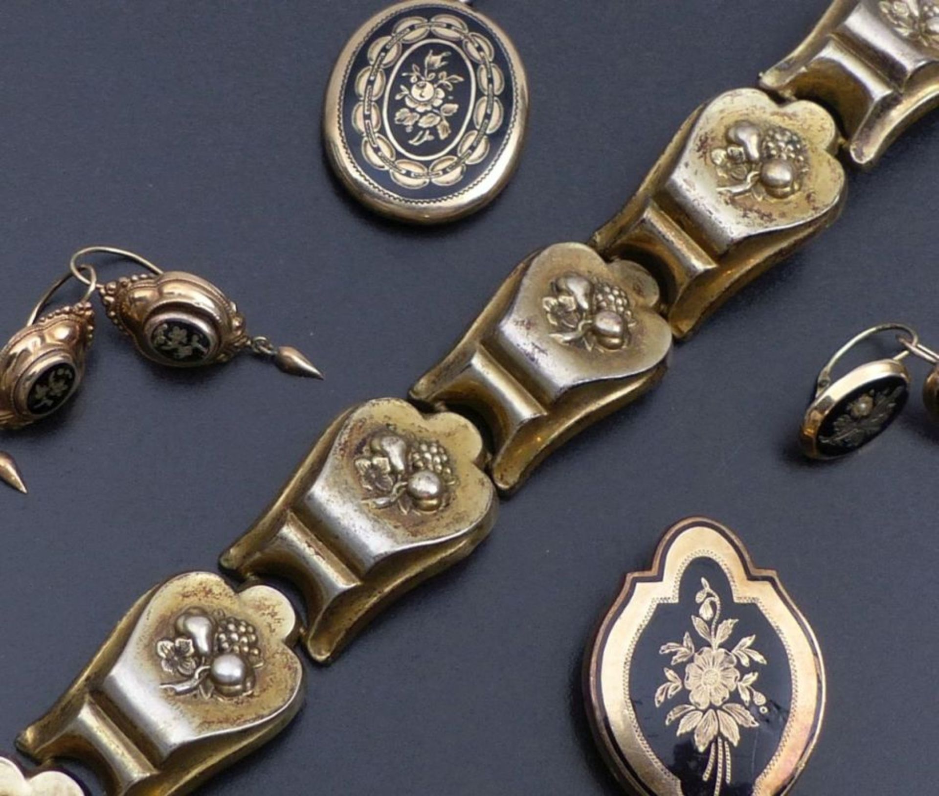 Kleine Sammlung Biedermeier-Schmuck - Bild 2 aus 2