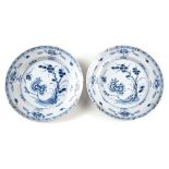 Paar Blau-weiß-Teller mit chinoisem Dekor