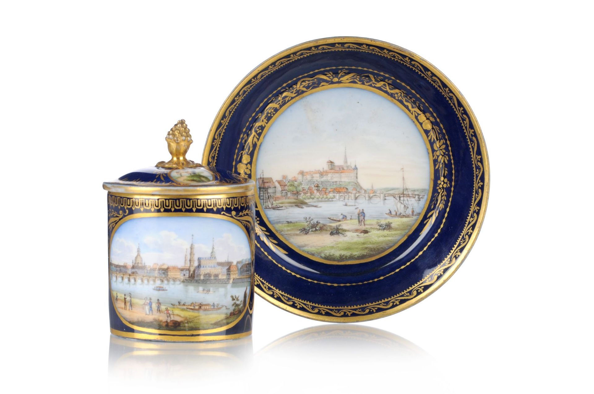 Ansichten-Deckeltasse "Dresden" mit Untertasse "Meißen". Meissen. Um 1800.