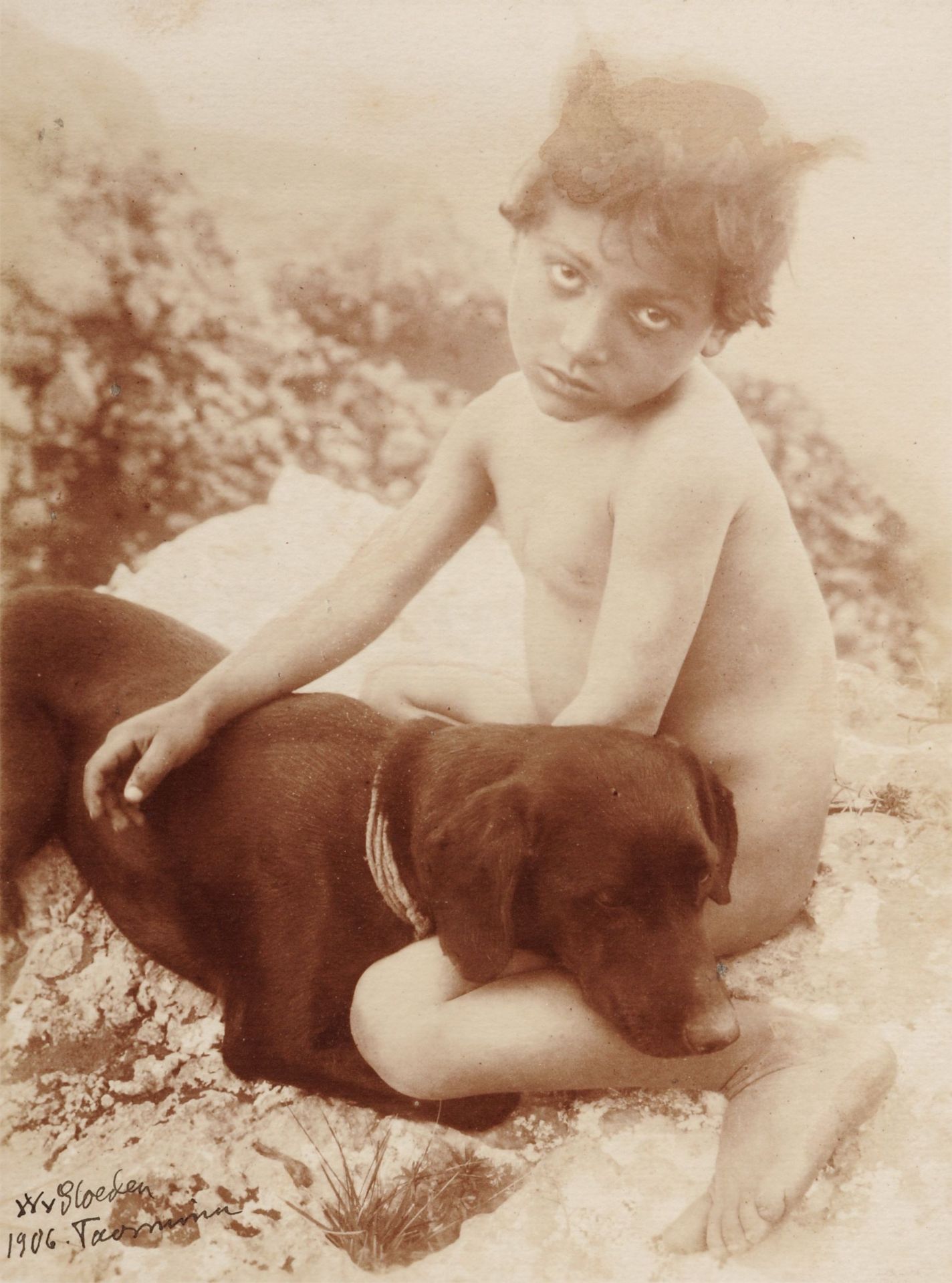 Wilhelm von Gloeden, Sizilianischer Knabe mit Hund. 1906.