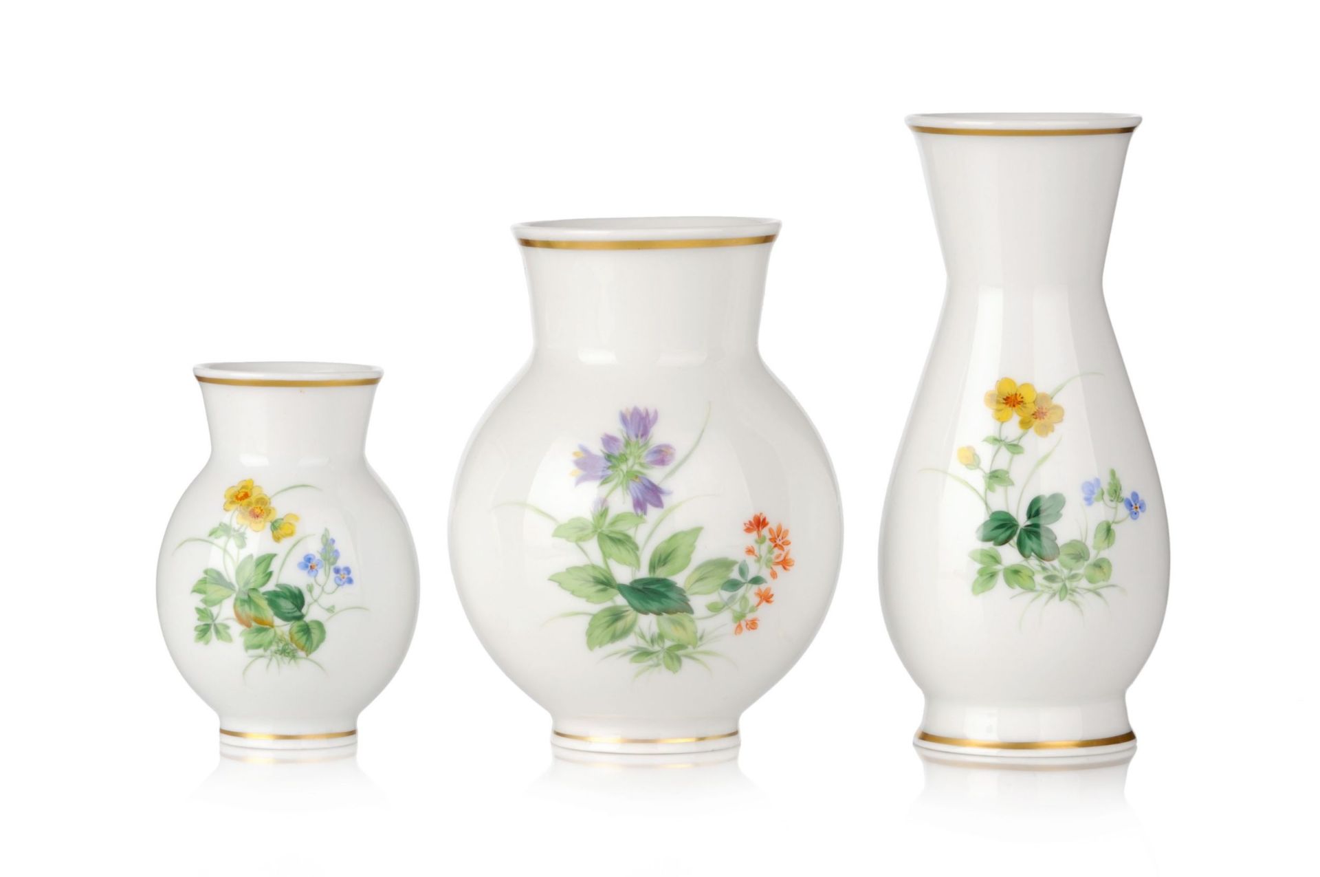 Drei kleine Vasen mit Wiesenblumenmalerei nach Arthur Findeisen. Emil Paul Börner für Meissen. Um