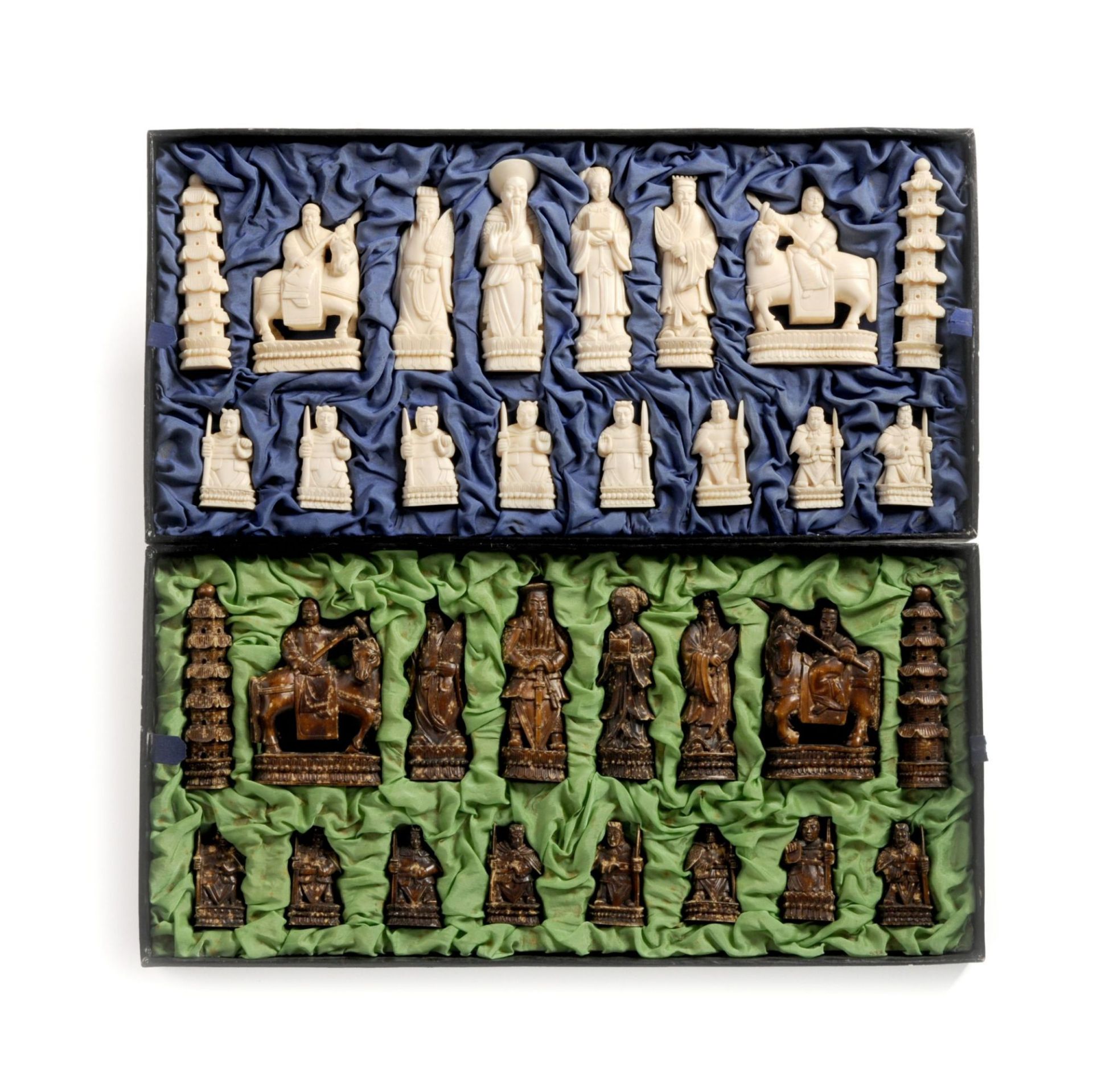 Schachspiel mit Elfenbeinfiguren. Peking, China. Wohl um 1900 1910.