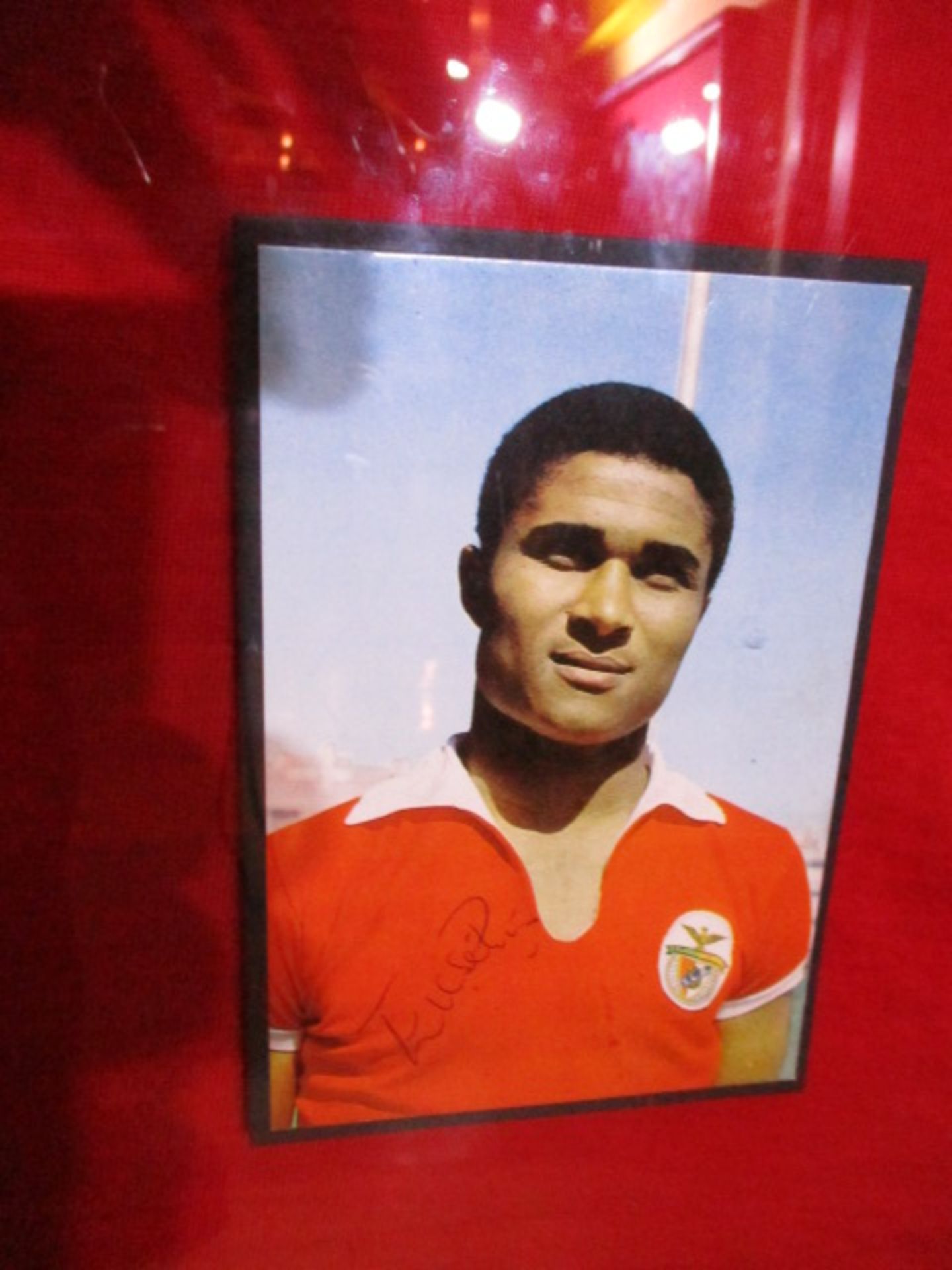 Eusebio: a red Benfica NO. 10 Shirt, signed and dated "EUSEBIO 28/7/69" , 38 in w x 33 in hgt - Image 4 of 6