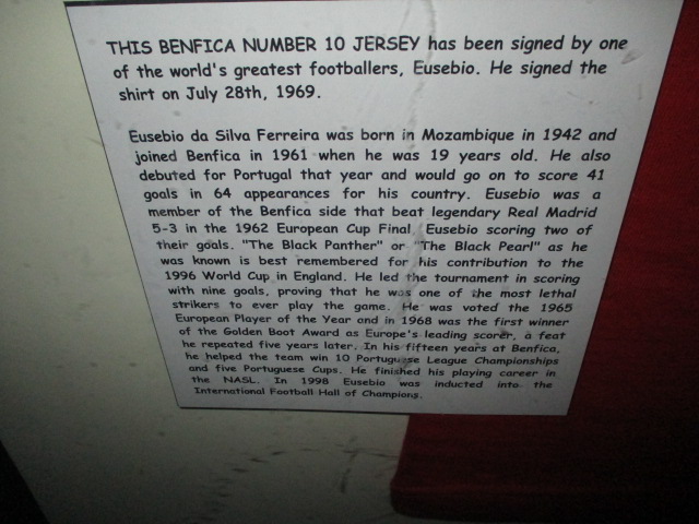 Eusebio: a red Benfica NO. 10 Shirt, signed and dated "EUSEBIO 28/7/69" , 38 in w x 33 in hgt - Image 2 of 6