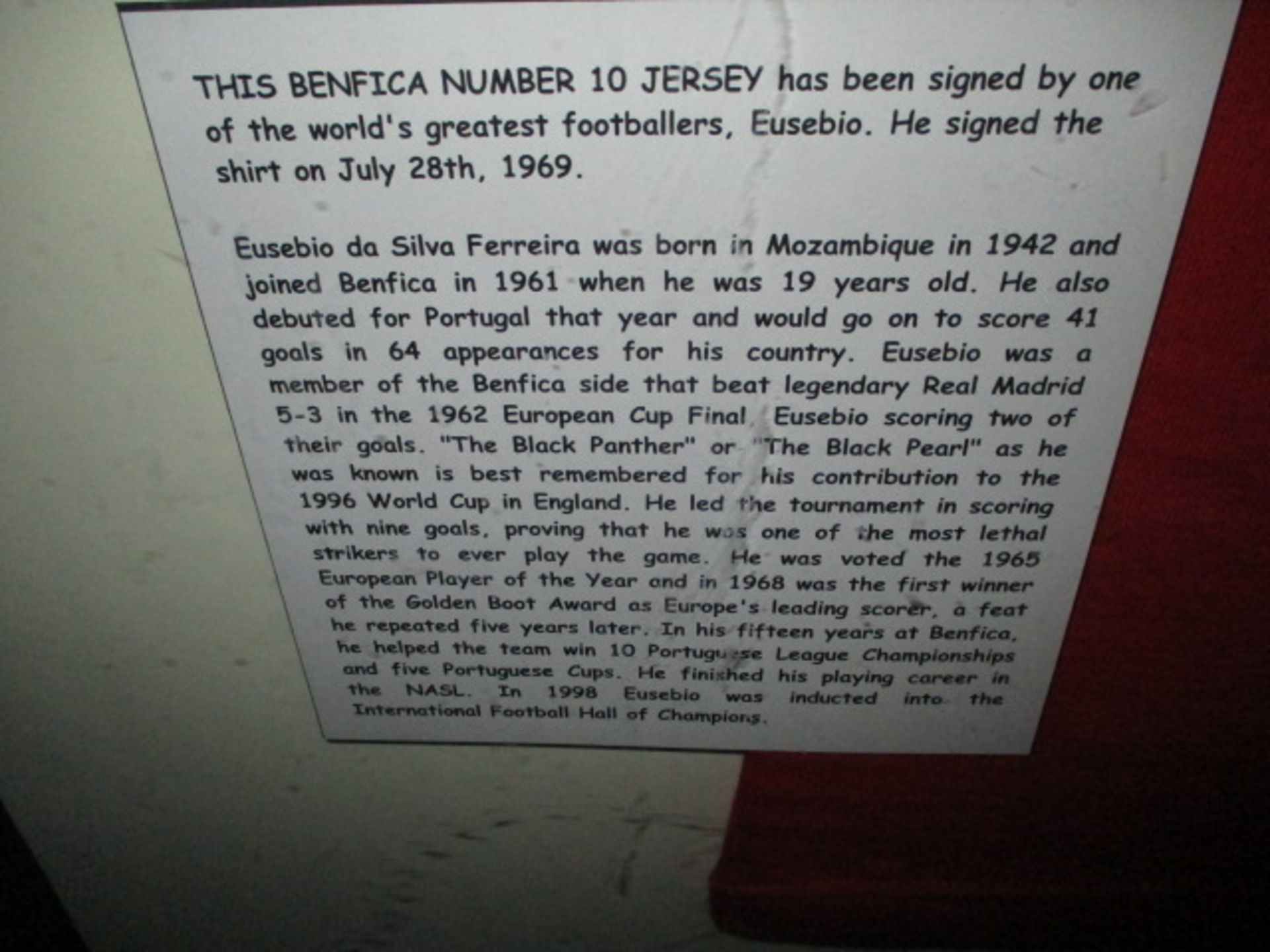 Eusebio: a red Benfica NO. 10 Shirt, signed and dated "EUSEBIO 28/7/69" , 38 in w x 33 in hgt - Image 2 of 6