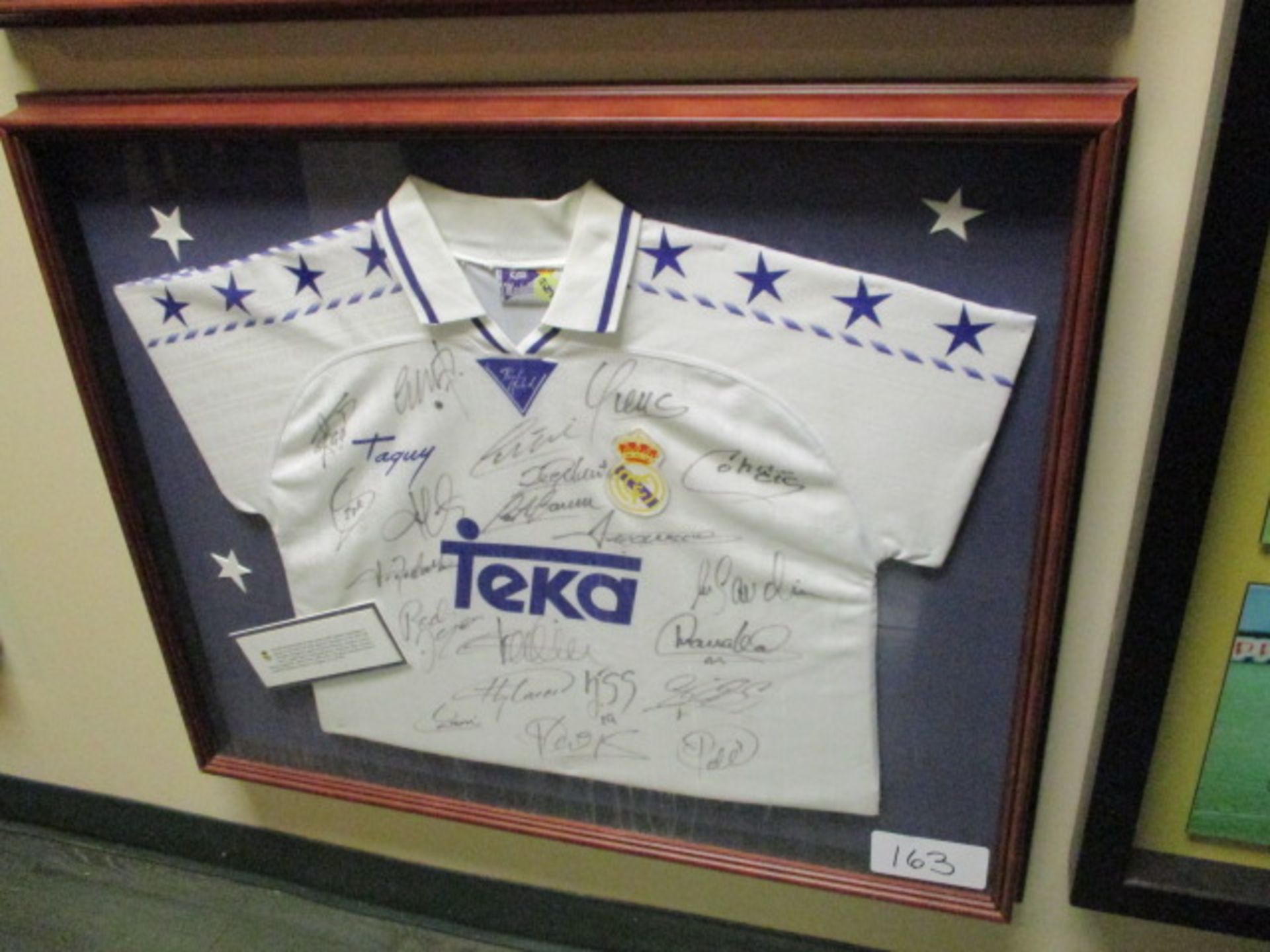 Official Real Madrid shirt (No.4 Roberto Carlos on back) has been signed by members of the 1997/98