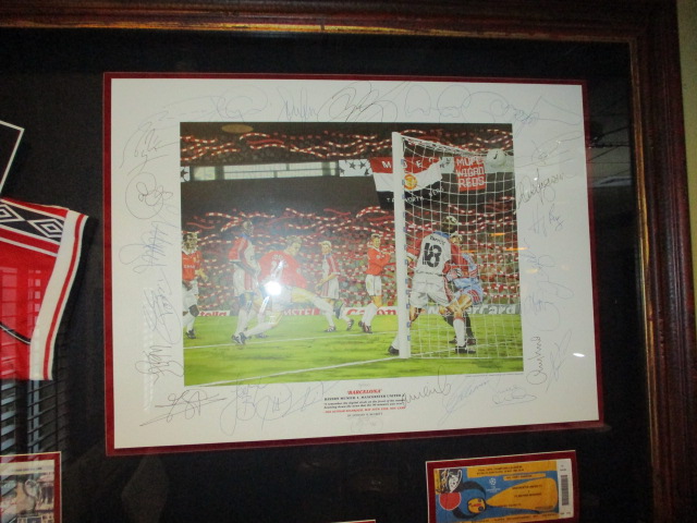 Manchester United treble winners, 1999 shirt and display, 72-1/2in w x 43-1/2in hgt red repilca - Image 4 of 4