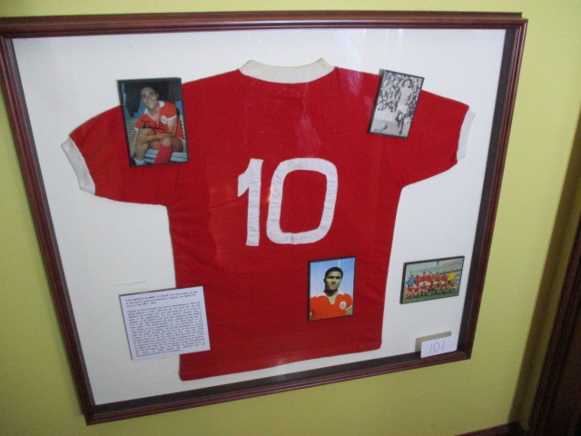 Eusebio: a red Benfica NO. 10 Shirt, signed and dated "EUSEBIO 28/7/69" , 38 in w x 33 in hgt - Image 3 of 6
