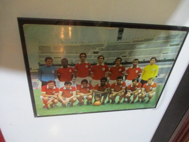Eusebio: a red Benfica NO. 10 Shirt, signed and dated "EUSEBIO 28/7/69" , 38 in w x 33 in hgt - Image 5 of 6