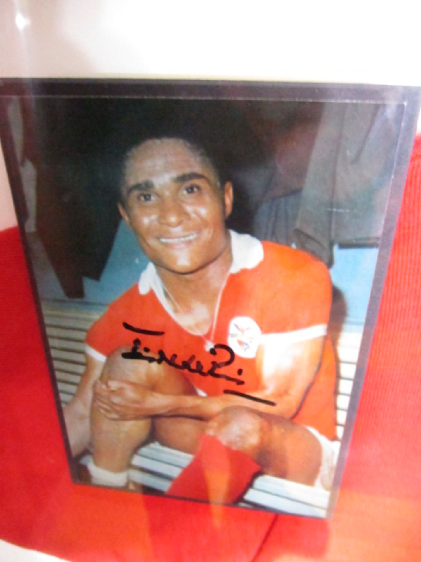Eusebio: a red Benfica NO. 10 Shirt, signed and dated "EUSEBIO 28/7/69" , 38 in w x 33 in hgt - Image 6 of 6
