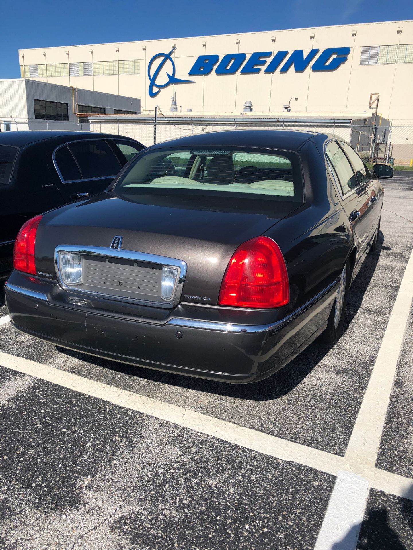 Lincoln Signature L Town Car, Miles = 70,912, Year 2005, Vin #MLNHM81W85Y624979 - Image 3 of 7