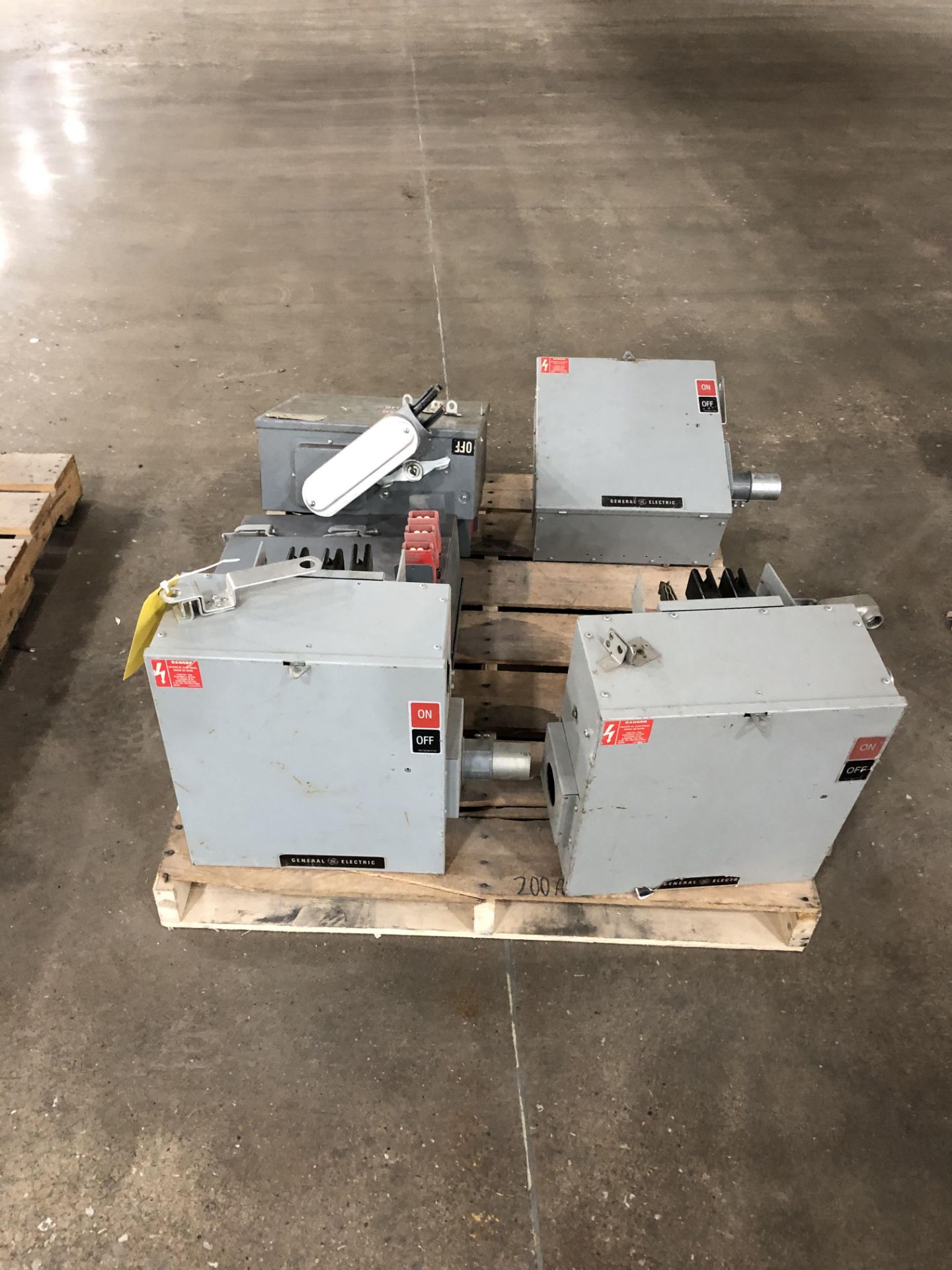 Pallet of (4) GE 60 amp tap boxes, 600/480/240 Volt, 3 phase, 3 wire, Rigging/ Loading Fee: $25 - Image 3 of 5