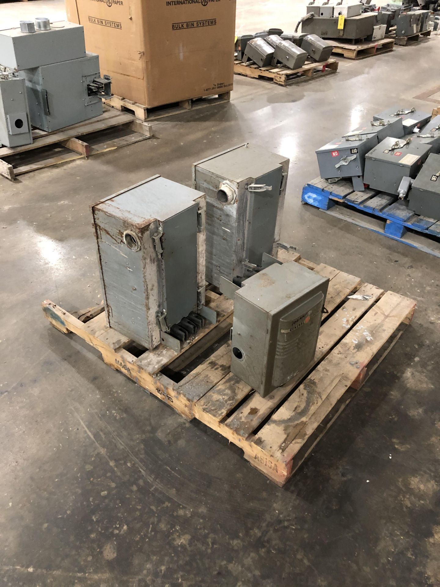 Pallet of (3) GE 200 Amp 600/480/240V/3P /3W tap boxes, Rigging/ Loading Fee: $25 - Image 2 of 5