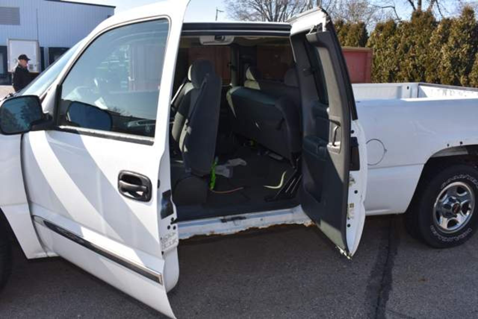 2004 GMC Sierra 1500 pickup truck, vin #2GTEC19V341243278, 5.3 V-8, 107,738 miles, Loading Fee: $50 - Image 4 of 5