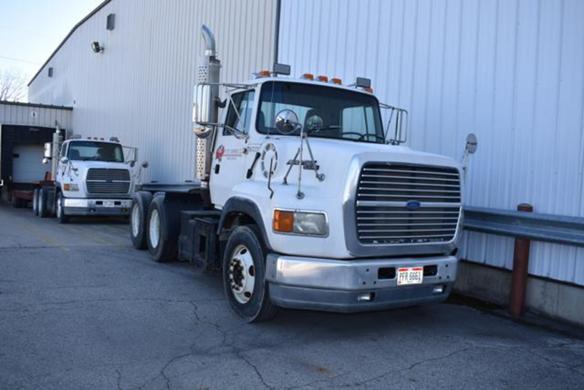 1996 Ford L-9000 Aeromax Day Cab Tractor, Tandem Axle, Air Ride, Cat engine, Air Slide 5th Wheel, - Image 2 of 3