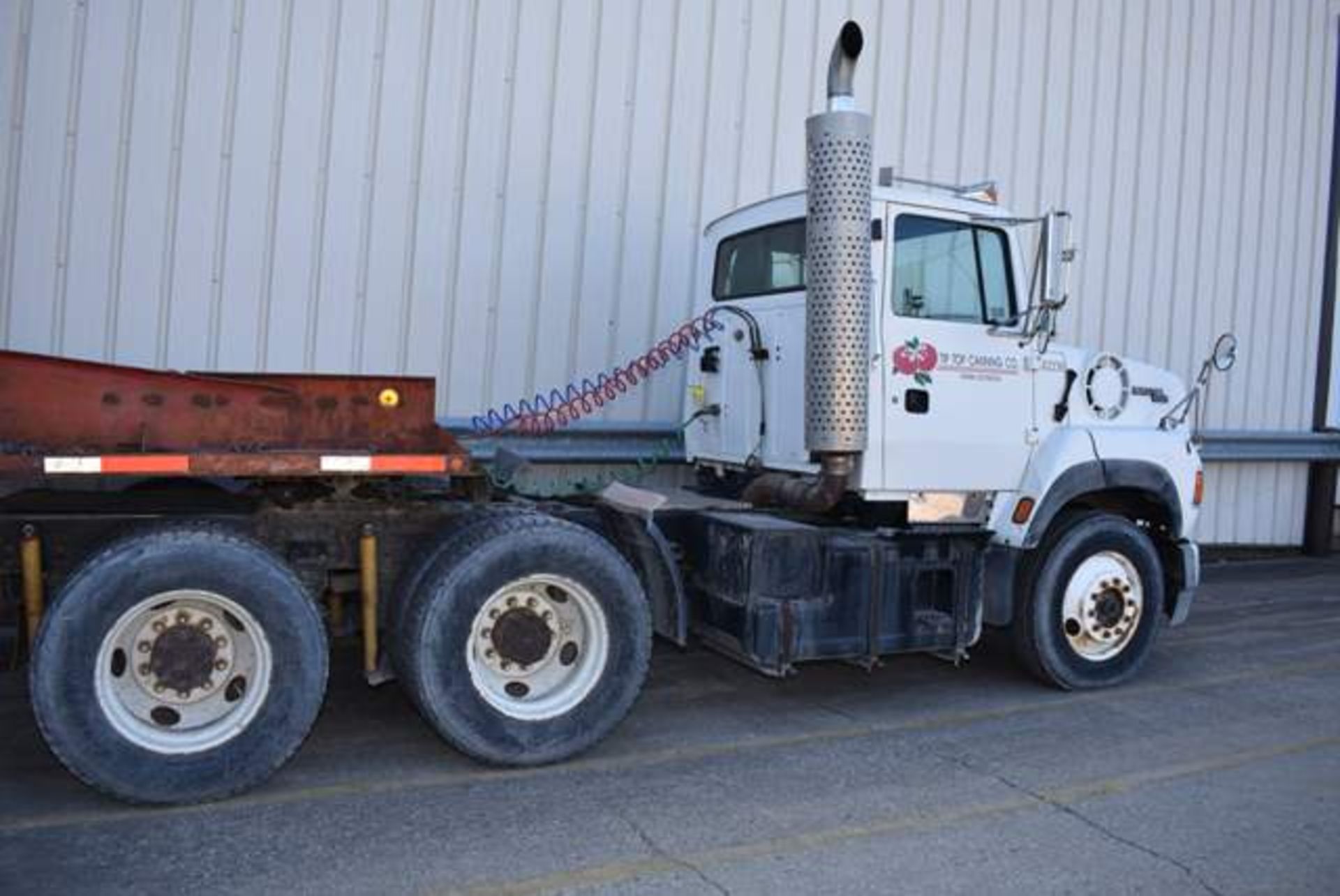 1996 Ford L-9000 Aeromax Day Cab Tractor, Tandem Axle, Air Ride, Cat engine, Air Slide 5th Wheel, - Image 2 of 2