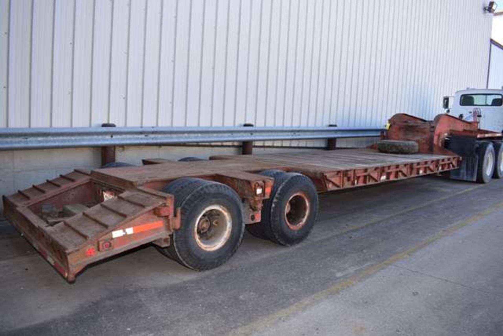 Roger Lowboy Trailer Rated 25 Ton Load Capacity, Walking Tandem Axle, Beaver Tail, Good floor, - Image 3 of 3