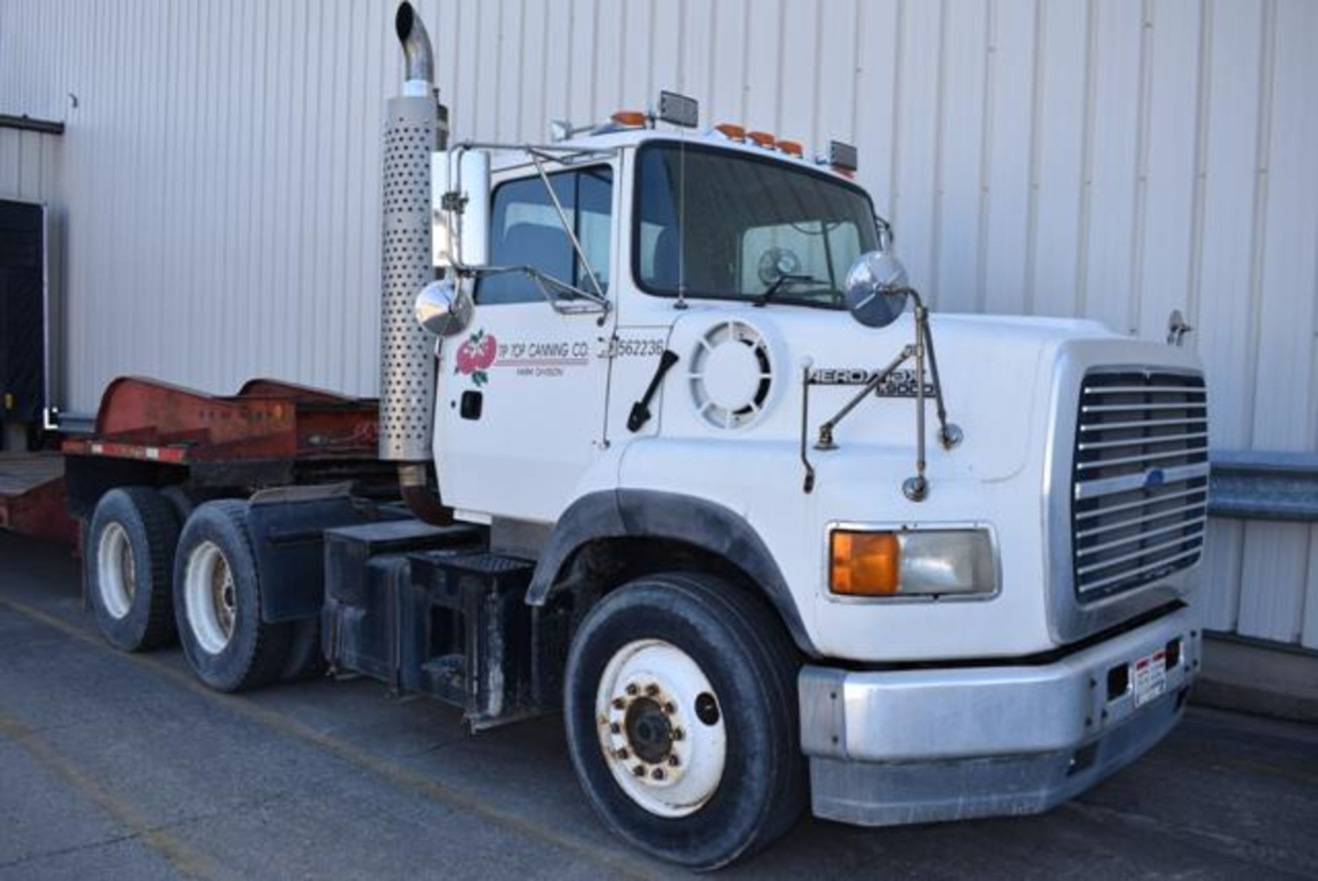 1996 Ford L-9000 Aeromax Day Cab Tractor, Tandem Axle, Air Ride, Cat engine, Air Slide 5th Wheel,