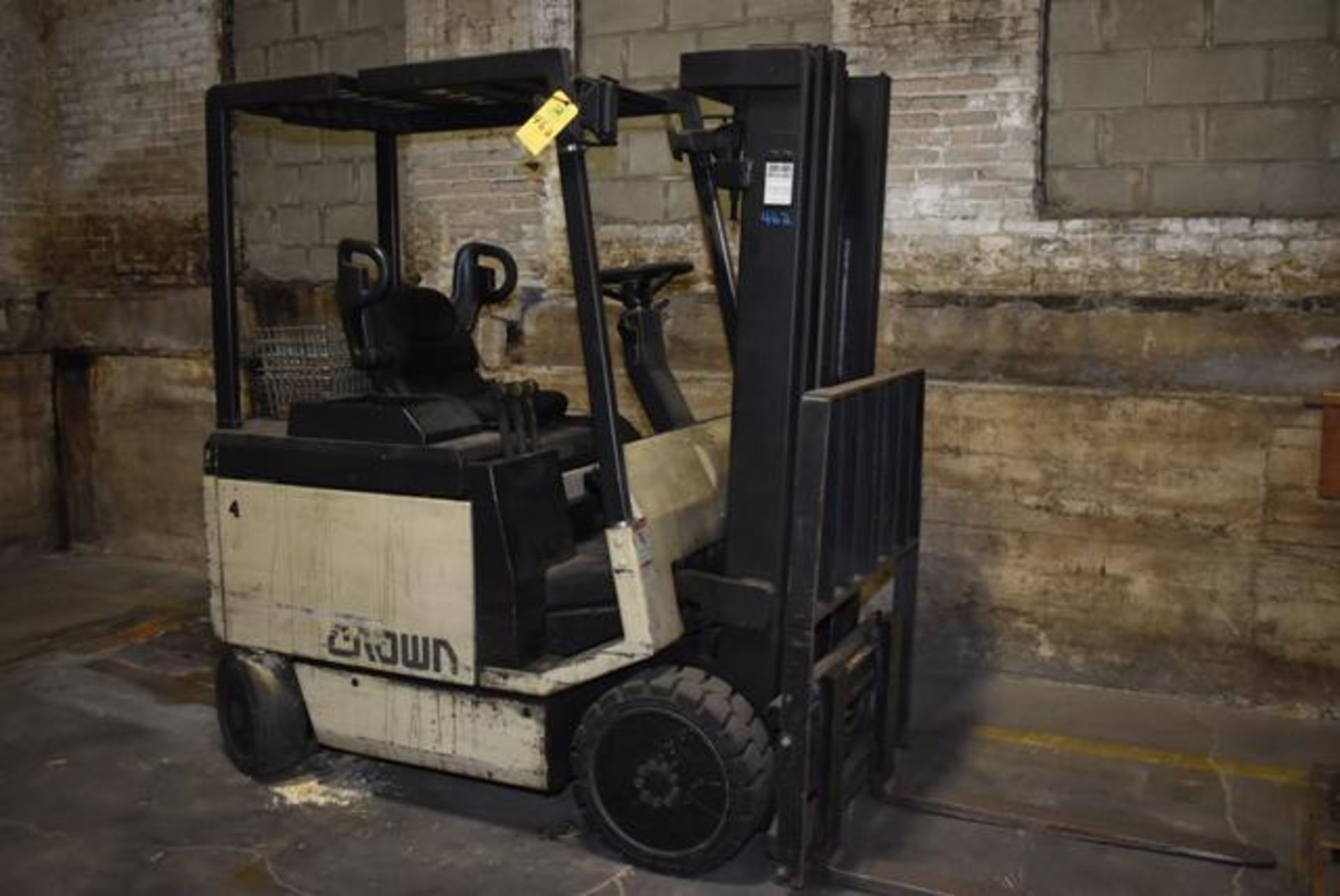 Crown Electric Fork Lift Rated 4500 lbs. Capacity, Side Shift, 188' Lift Height, Solid Tires No Batt