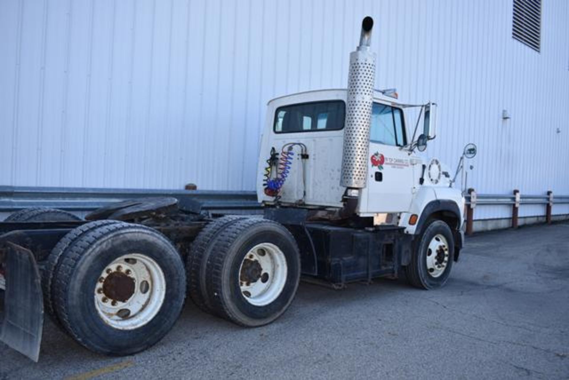 1996 Ford L-9000 Aeromax Day Cab Tractor, Tandem Axle, Air Ride, Cat engine, Air Slide 5th Wheel,