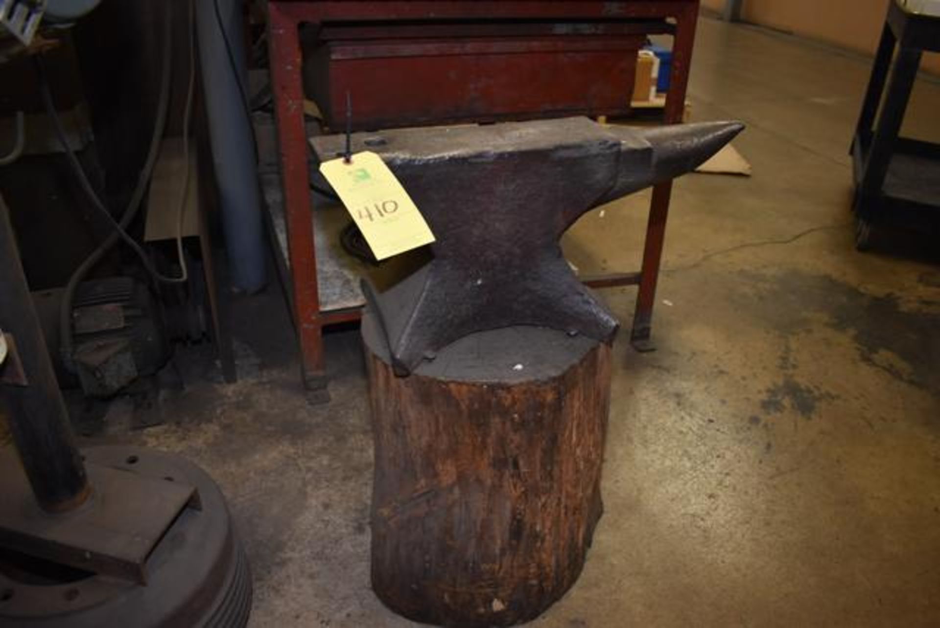 Vintage Antique Blacksmith Anvil: 26.5" L x 5" W x 11"H, Loading Fee: $25