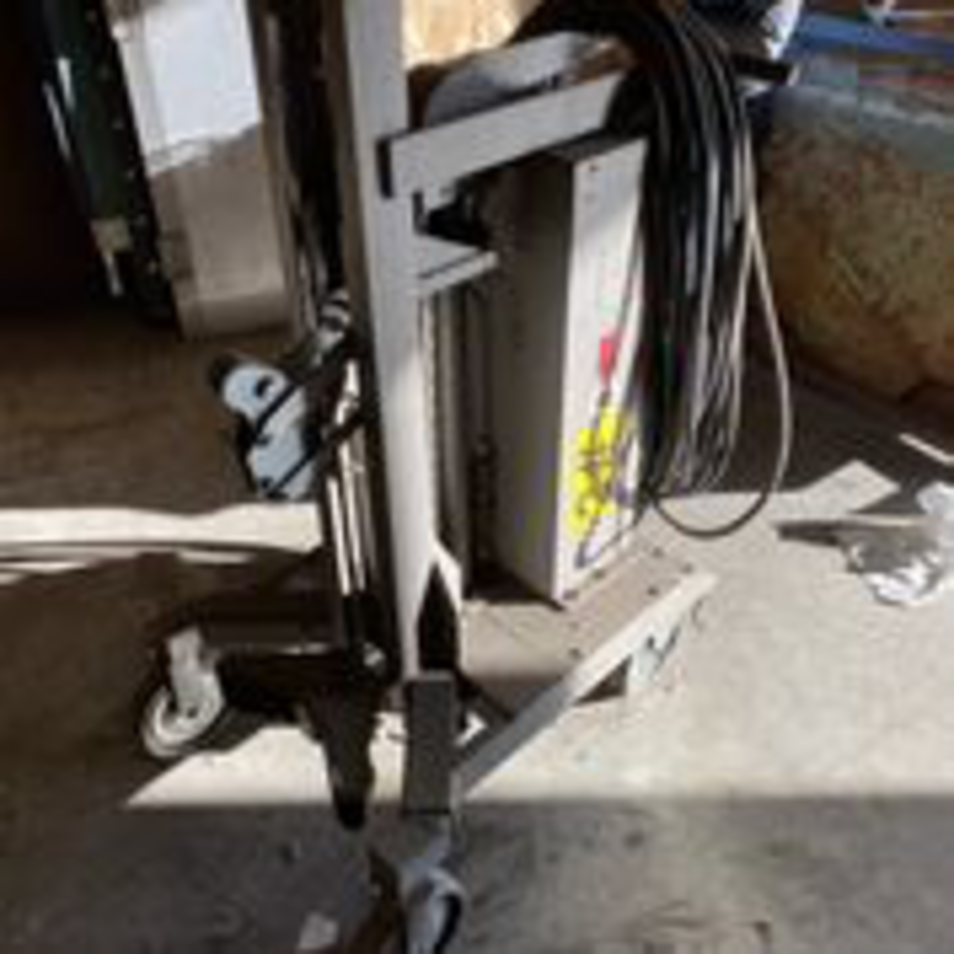 Easy Lift Equipment Model EL650DCSLSPS8 Barrel Lift 650 LB Capacity. LOADING FEE $25 - Image 5 of 6