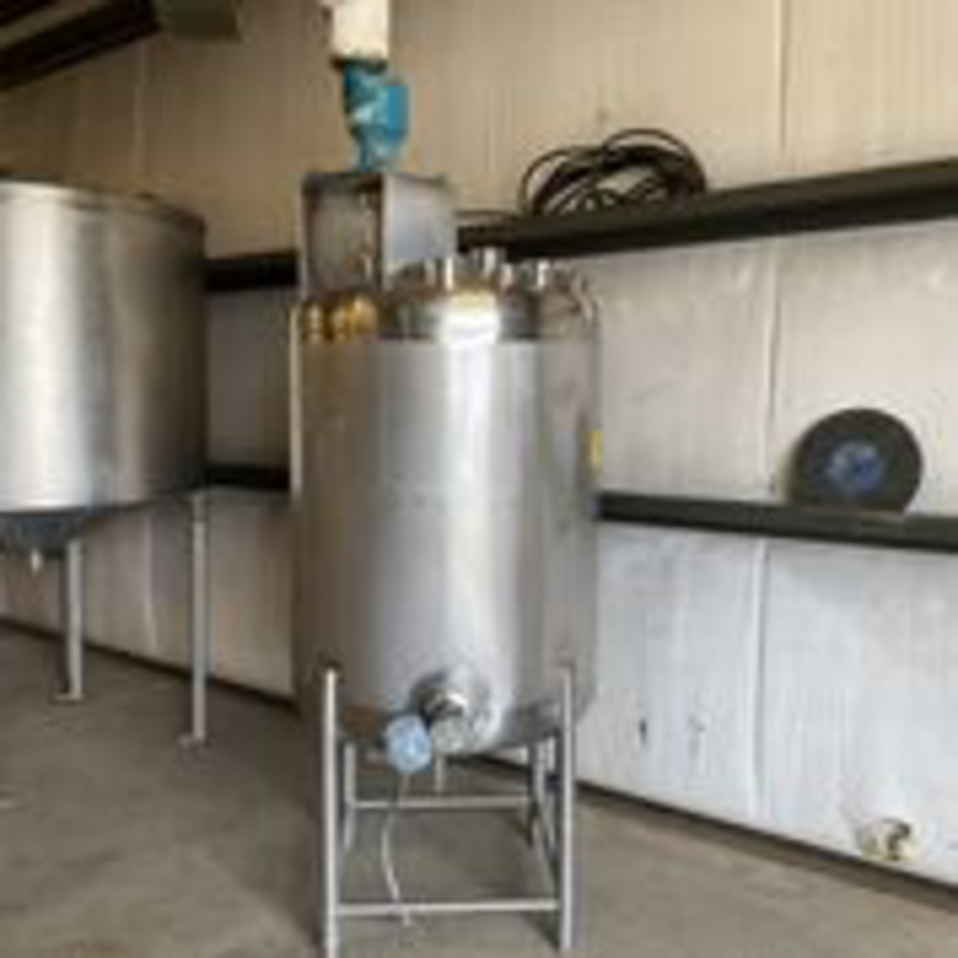 Stainless Single Wall Tank Center Discharge Closed top With Agitator. LOADING FEE $150 - Image 2 of 6