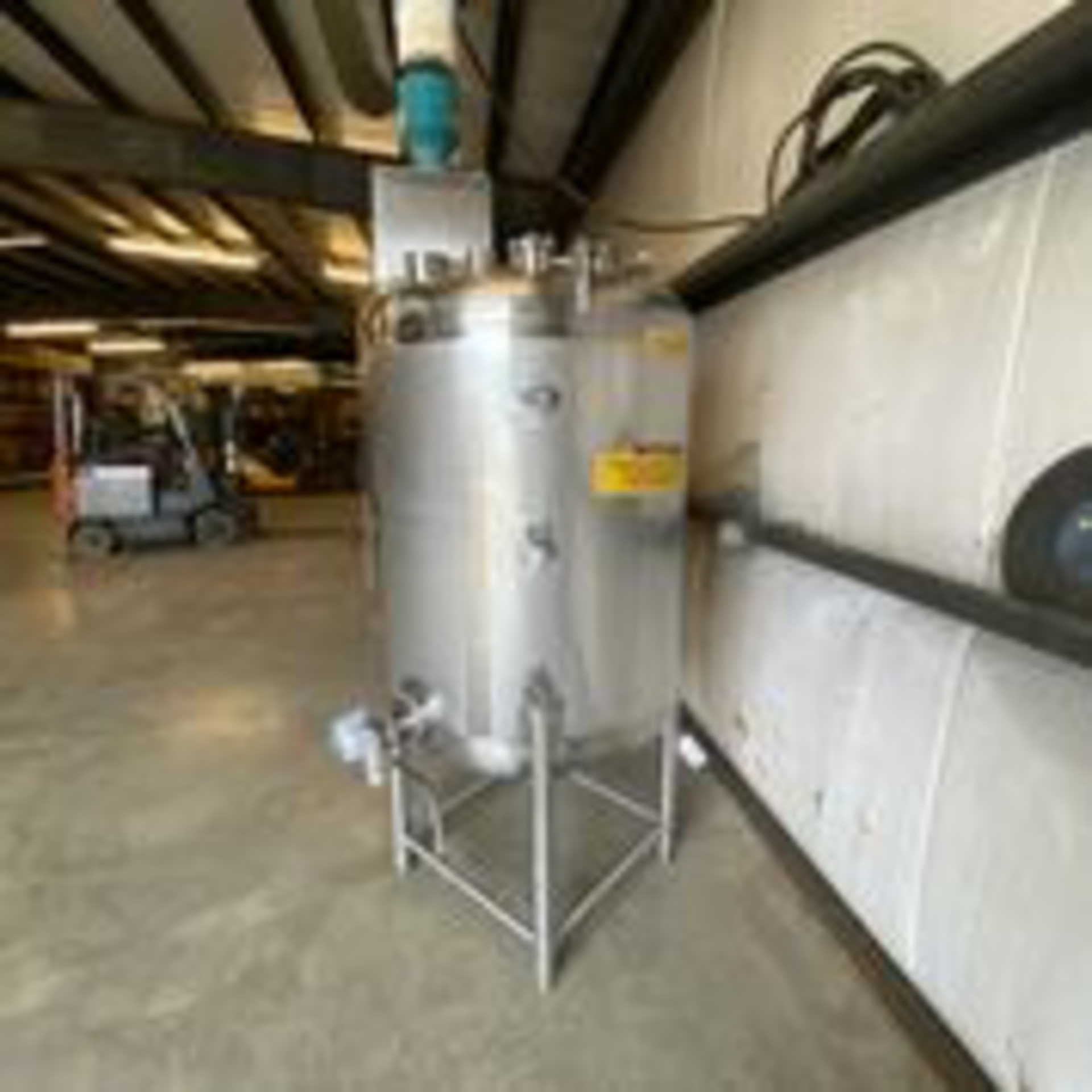 Stainless Single Wall Tank Center Discharge Closed top With Agitator. LOADING FEE $150