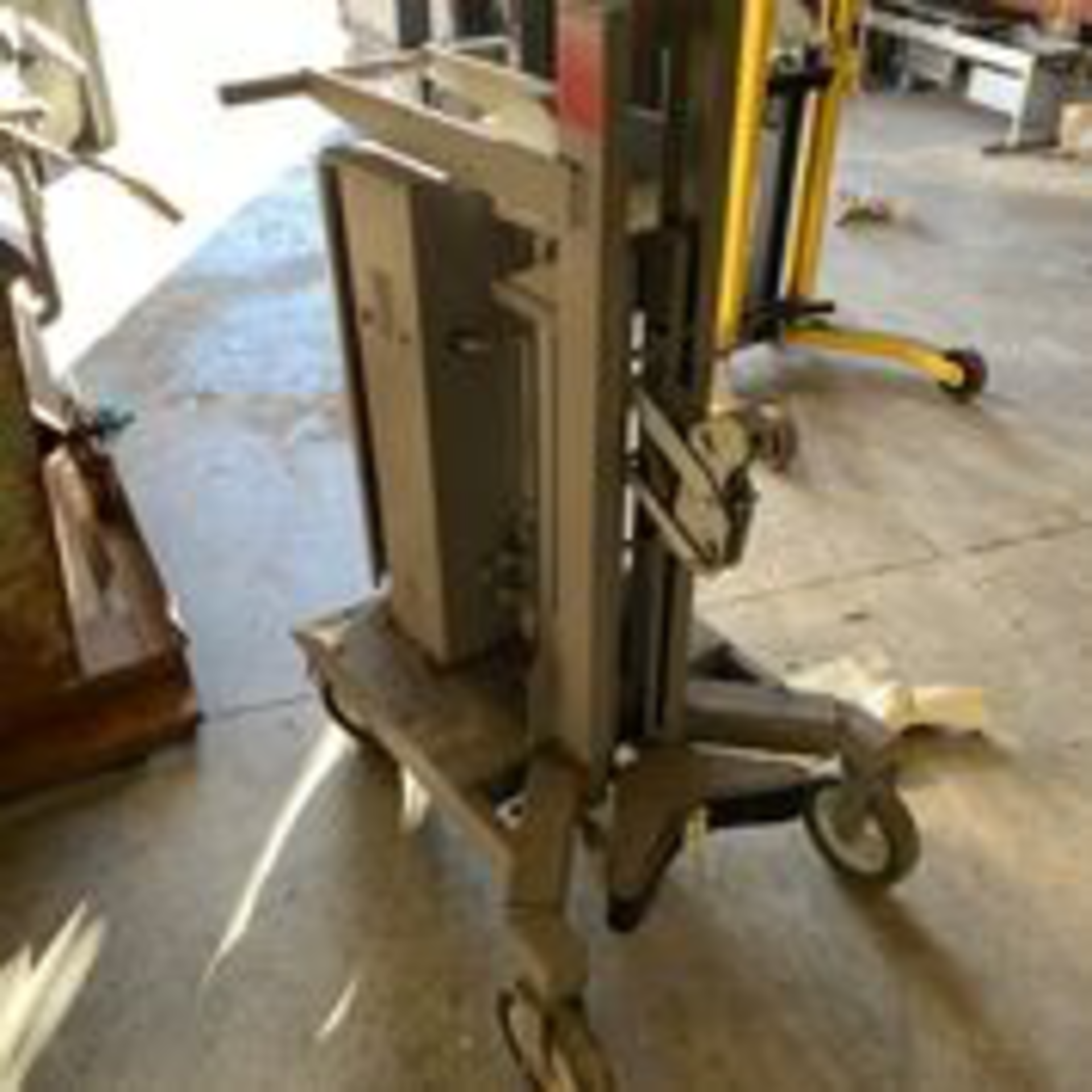 Easy Lift Equipment Model EL650DCSLSPS8 Barrel Lift 650 LB Capacity. LOADING FEE $25 - Image 4 of 5