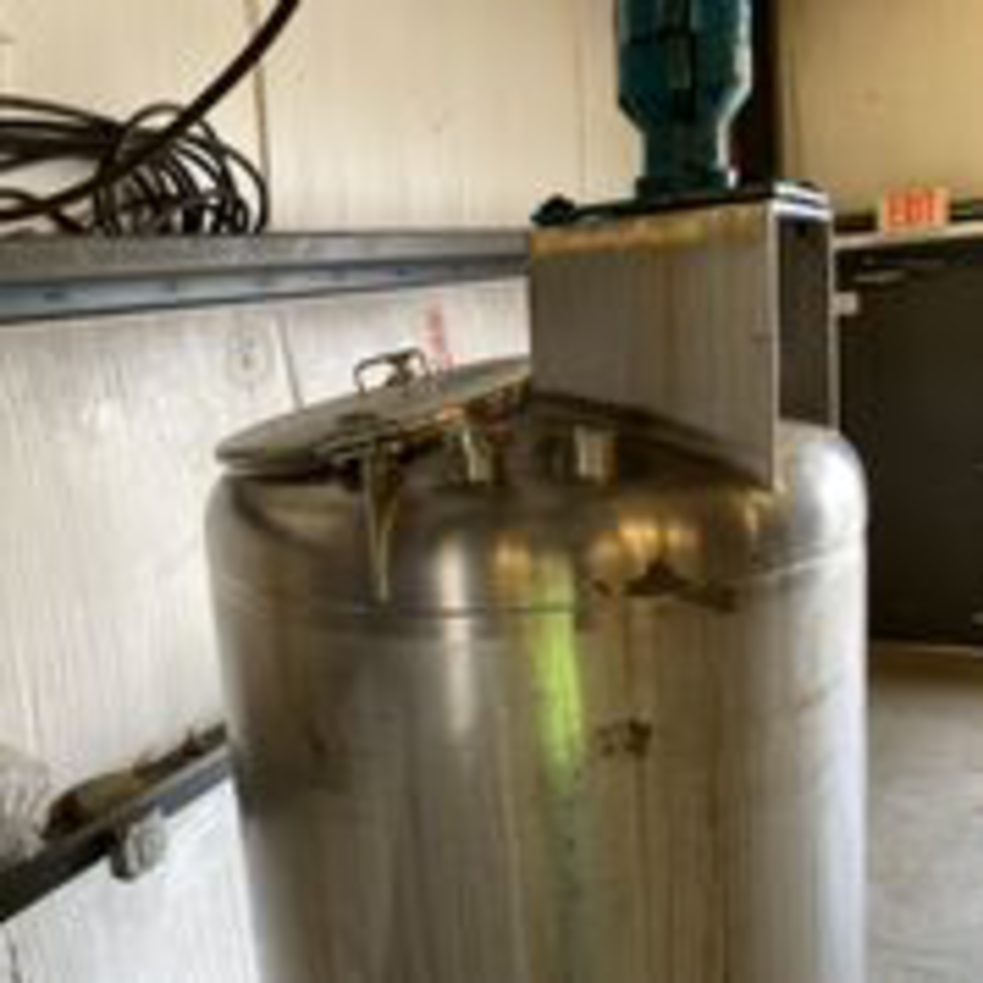 Stainless Single Wall Tank Center Discharge Closed top With Agitator. LOADING FEE $150 - Image 4 of 6