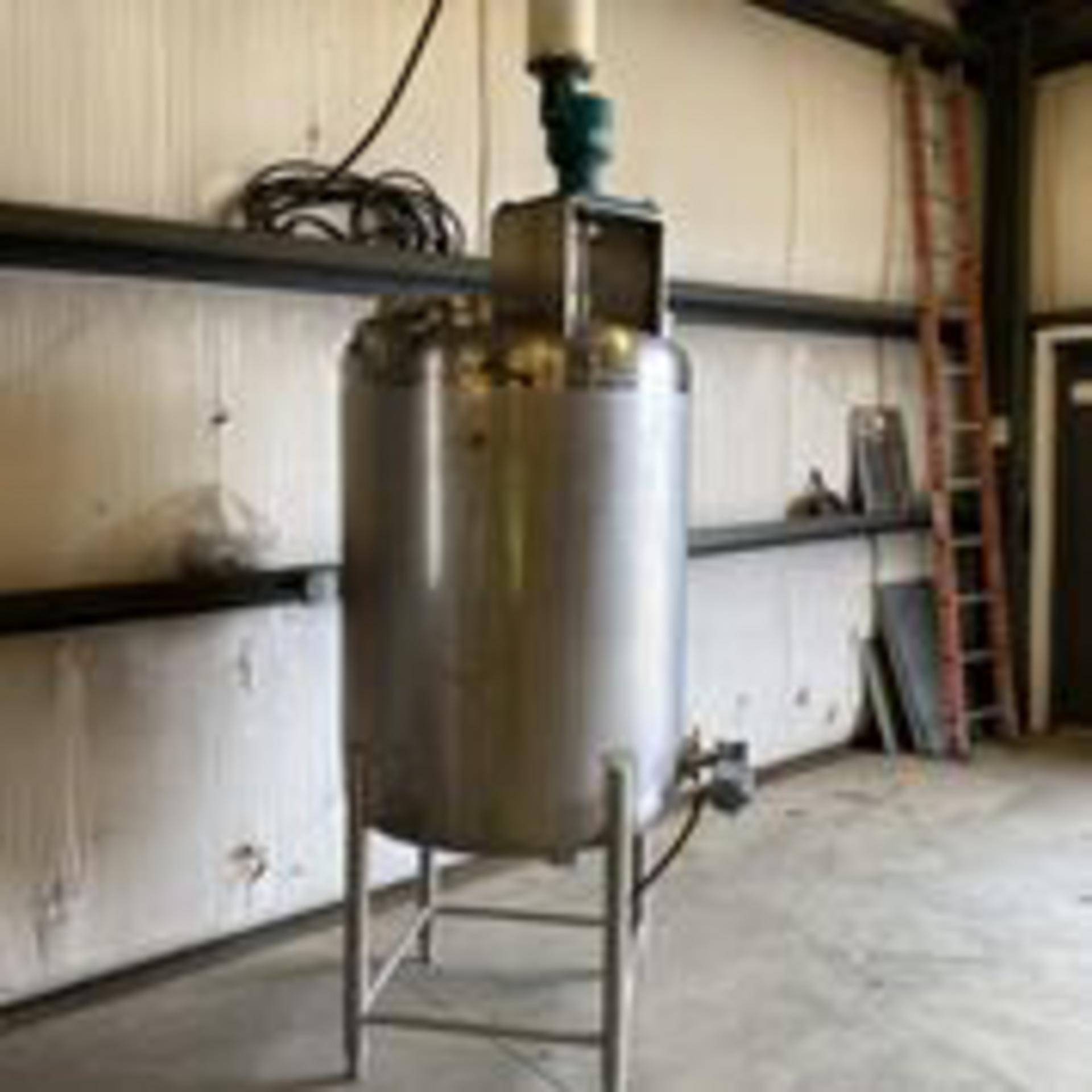 Stainless Single Wall Tank Center Discharge Closed top With Agitator. LOADING FEE $150 - Image 3 of 6