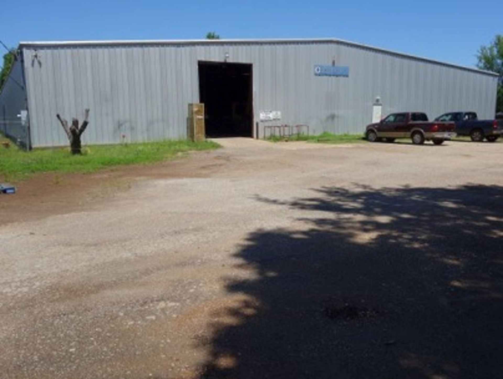 Located Tyler, TX: Industrial facility, approx 25,686 sq ft, 18' ceiling, MIN. RESERVE PRICE -- - Image 4 of 4