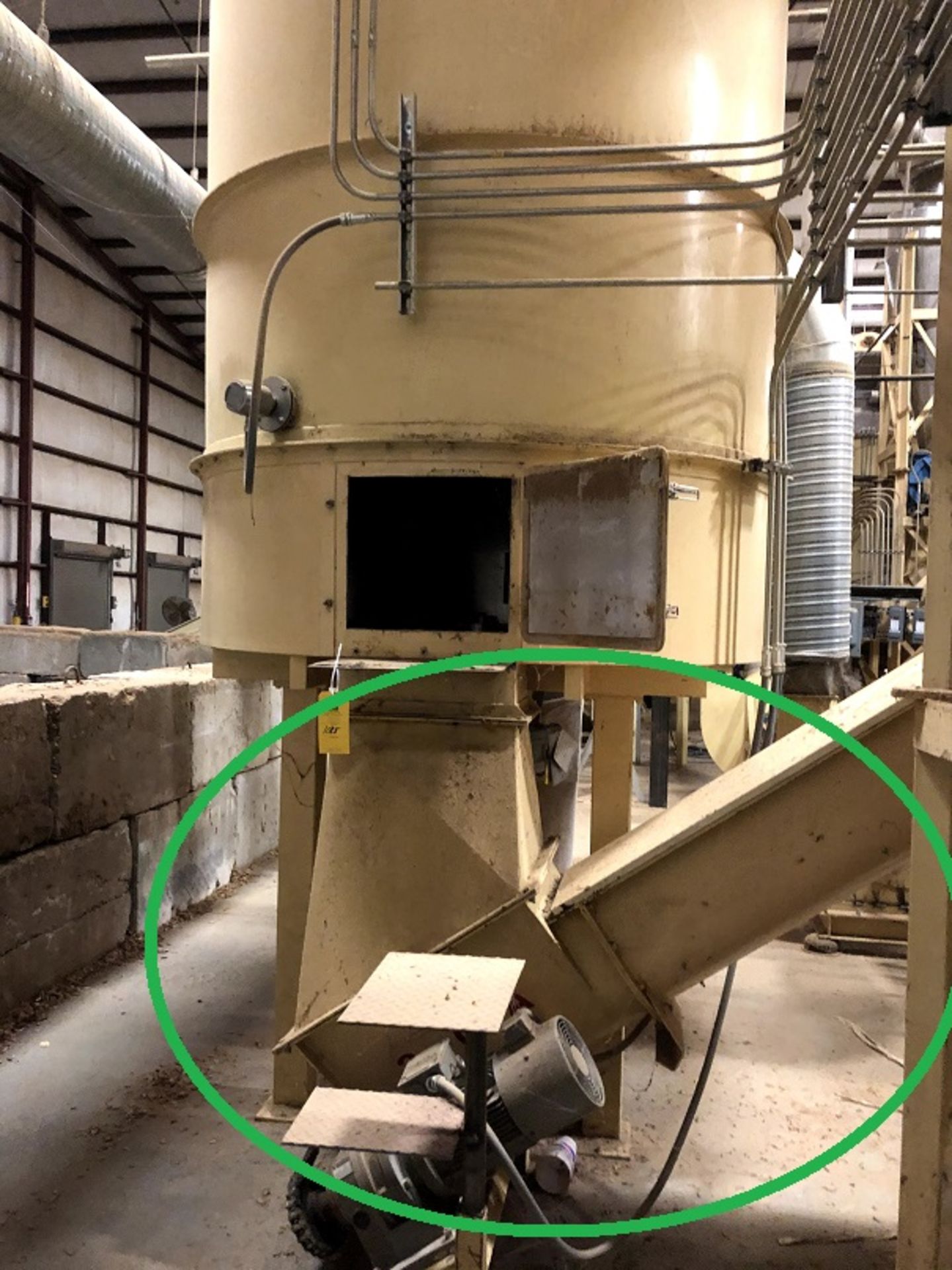 Located: Vincennes, IN -- Screw conveyor connected to bin 1028, loading fee $50 ***Note from