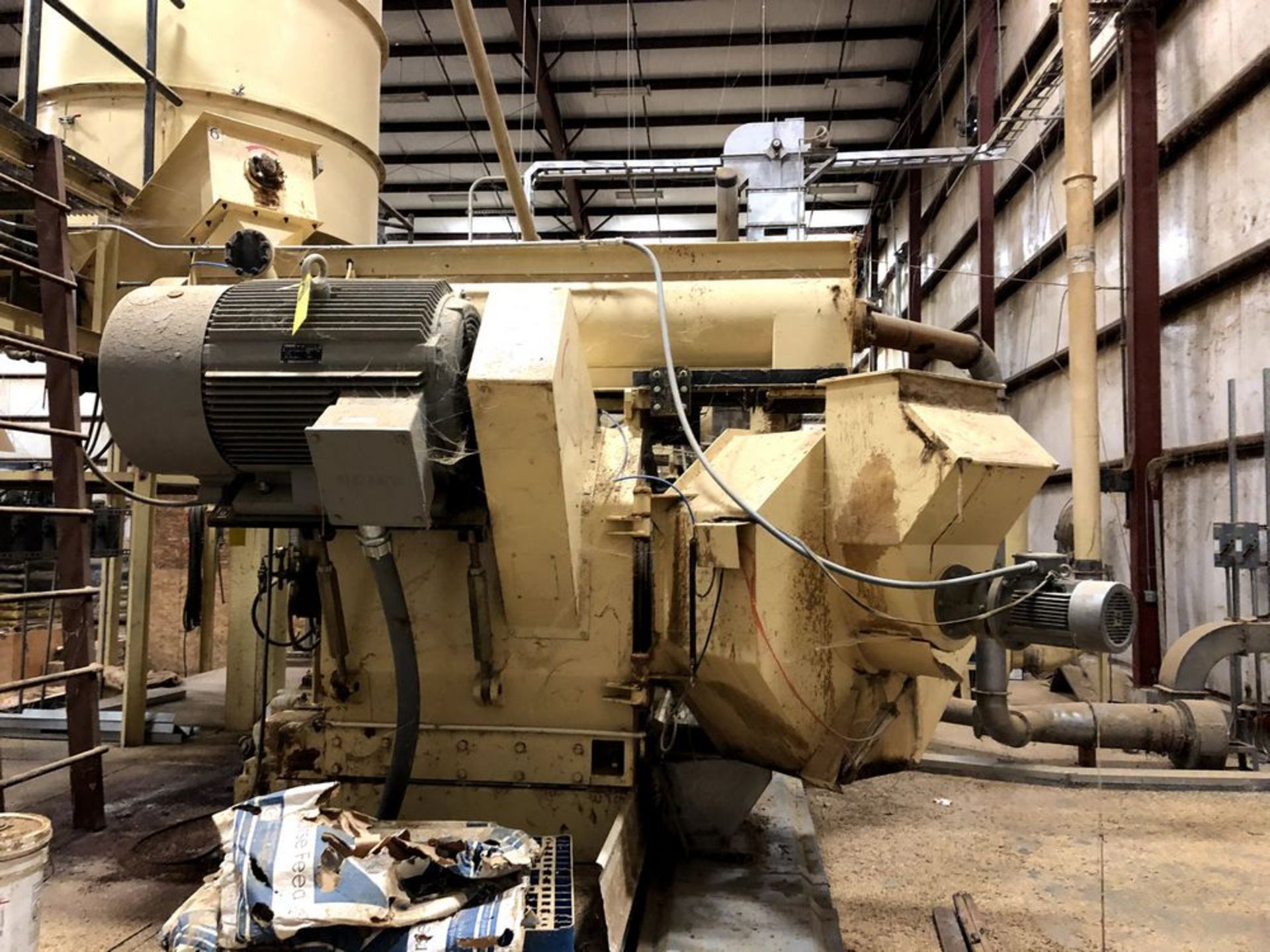 Located: Vincennes, IN -- 300hp Munch or Munch like pellet mill with: 2 x110KW, 300hp total hp,