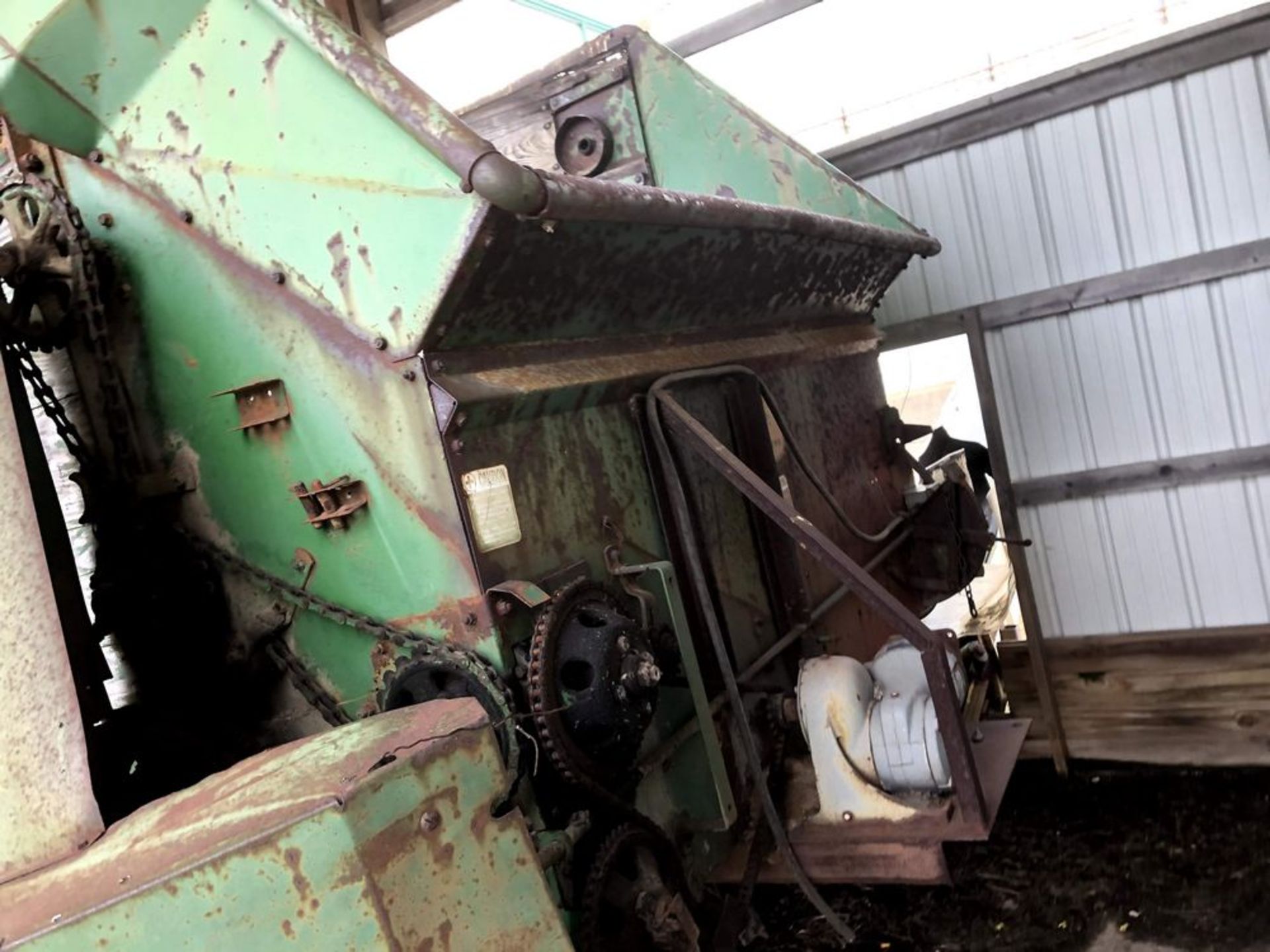 Located: Vincennes, IN -- Green feed wagon, loading fee $50 ***Note from Auctioneer: Loading Fees as - Image 4 of 8