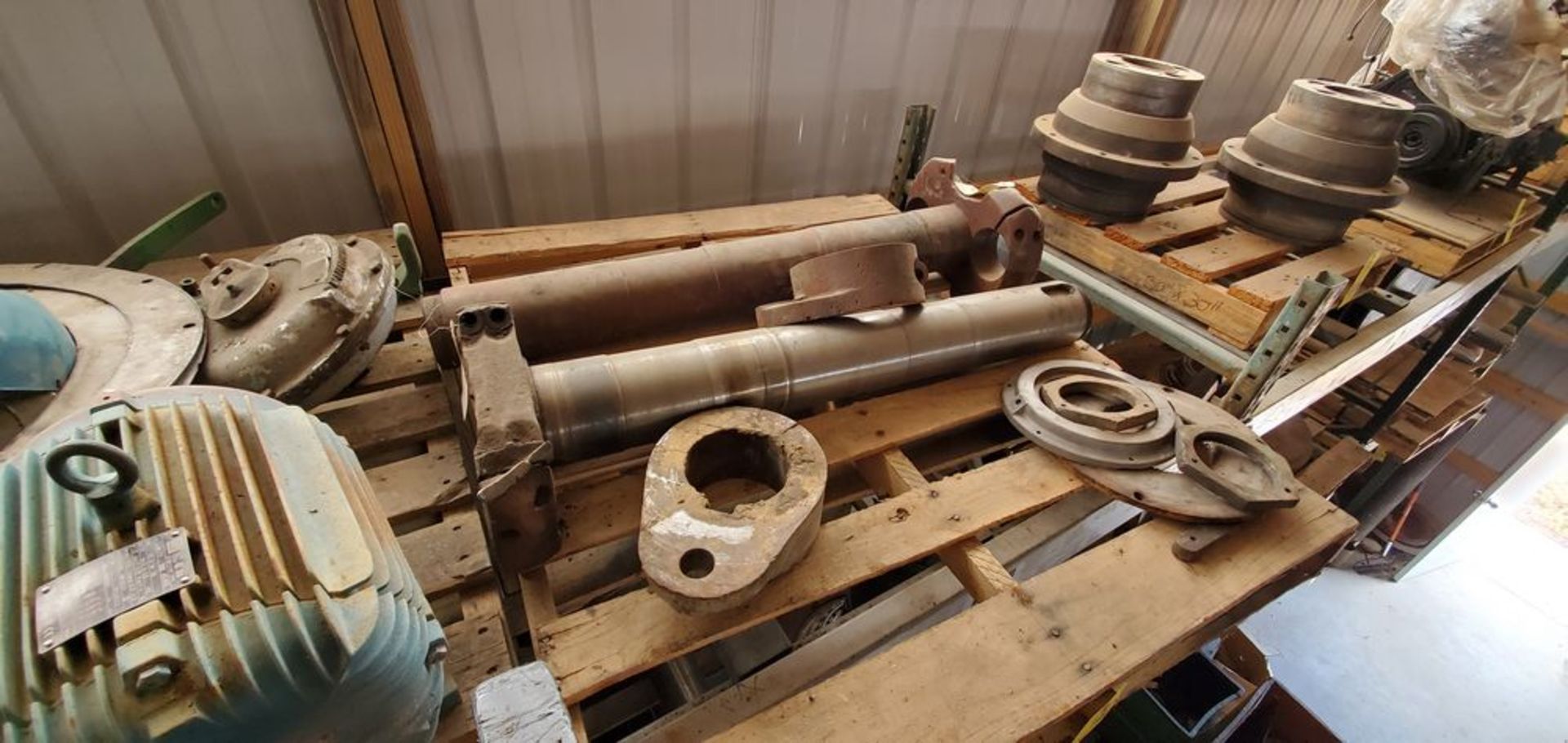 Located in Canon City, CO -- Lot: 2 501 mainshafts, 2 501 shear pin collar and mainshaft nut loading - Image 2 of 2