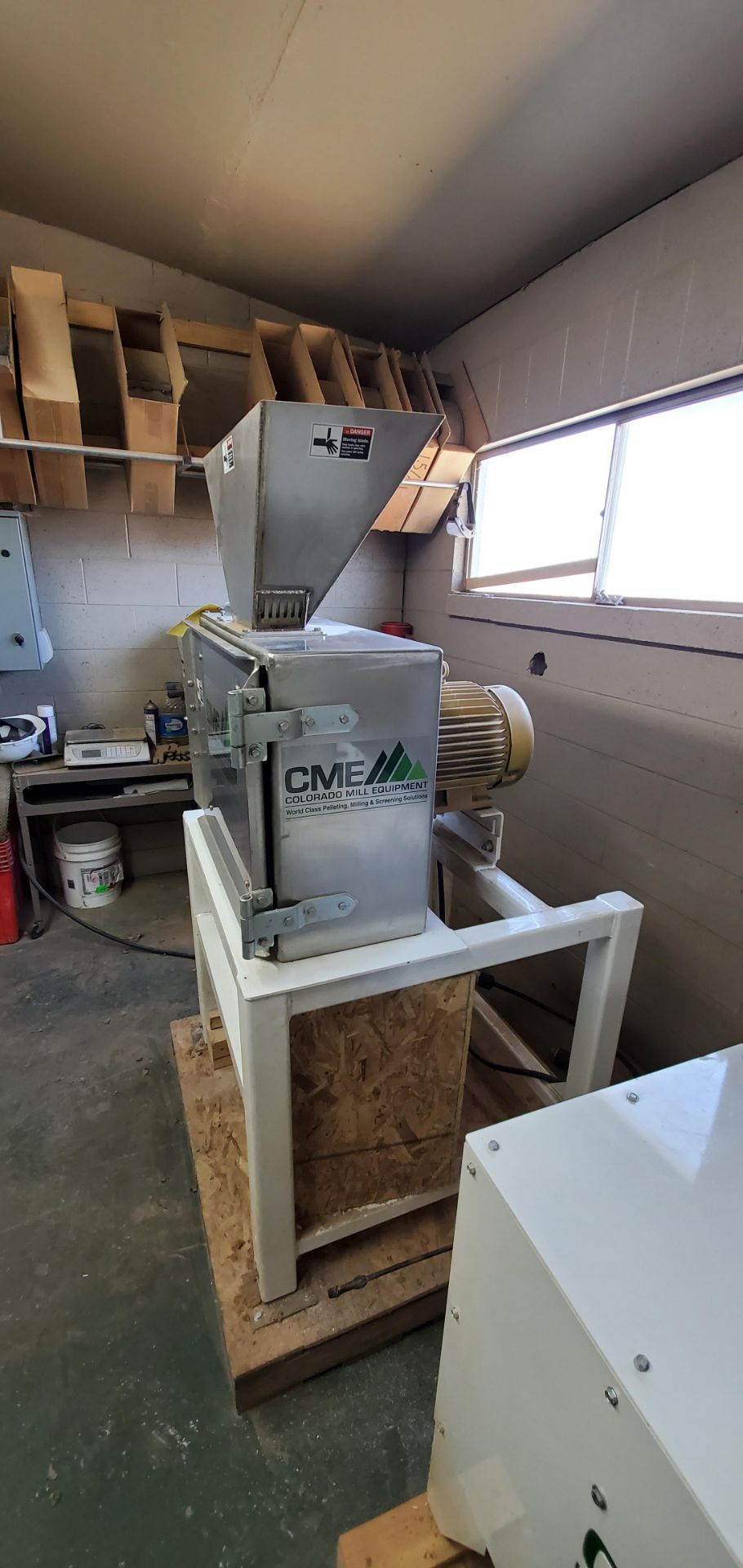 Located in Canon City, CO -- CME 2019 10hp Stainless Steel HMS w/Base, very low hours only used in - Image 3 of 4
