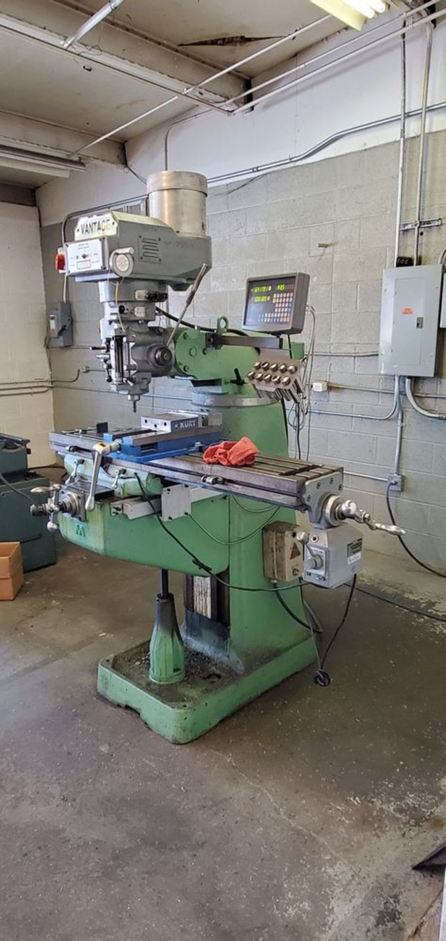 Located in Canon City, CO -- Vantage End Mill Vertical Knee Mill 3HP Make: Jih Fong Machinery with a - Image 4 of 8