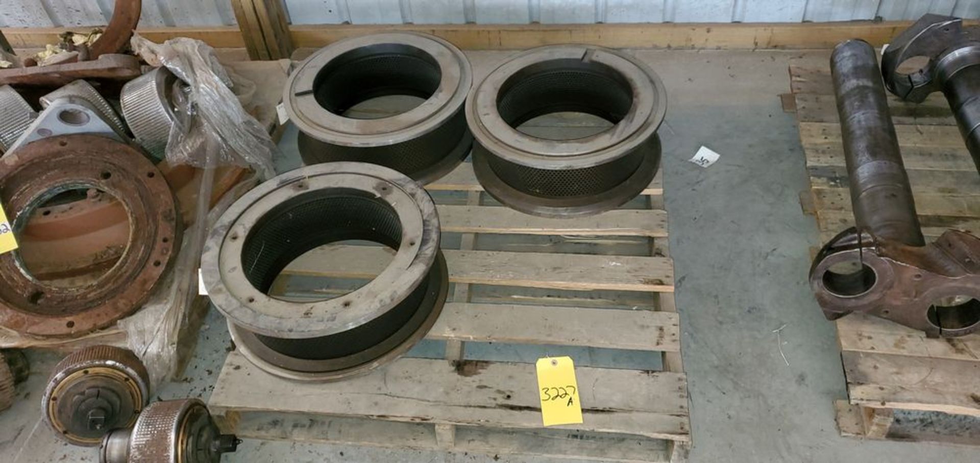 Located in Canon City, CO -- LOT: 3 NEW R100 pellet mill ring dies bottom pallet loading fee $50 - Image 4 of 6