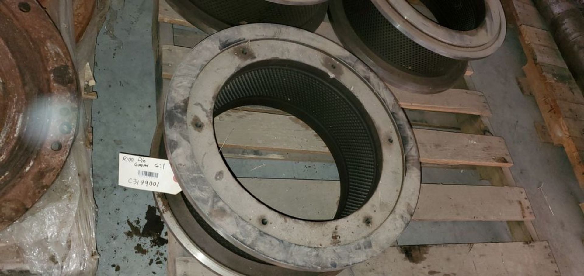 Located in Canon City, CO -- LOT: 3 NEW R100 pellet mill ring dies bottom pallet loading fee $50 - Image 3 of 6