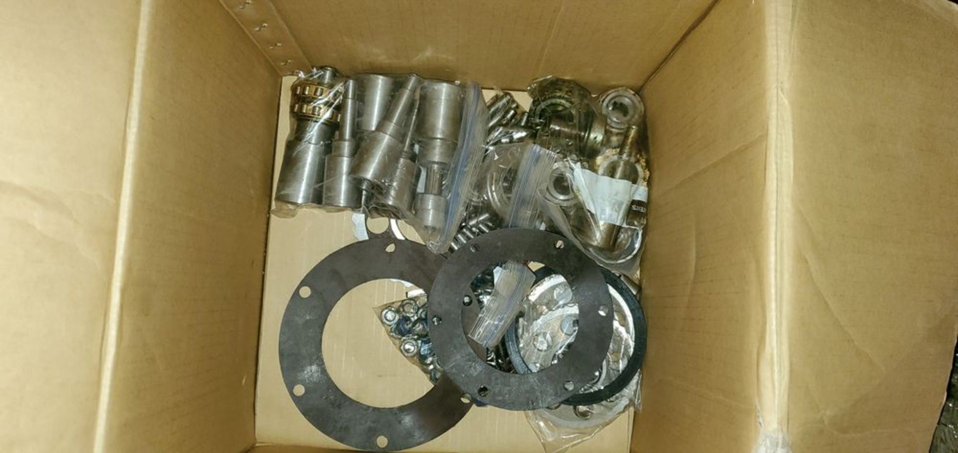 Located in Canon City, CO -- Lot: Misc CME R100 rolls, roll shells, clamps, feed cone, gearbox, - Image 3 of 8