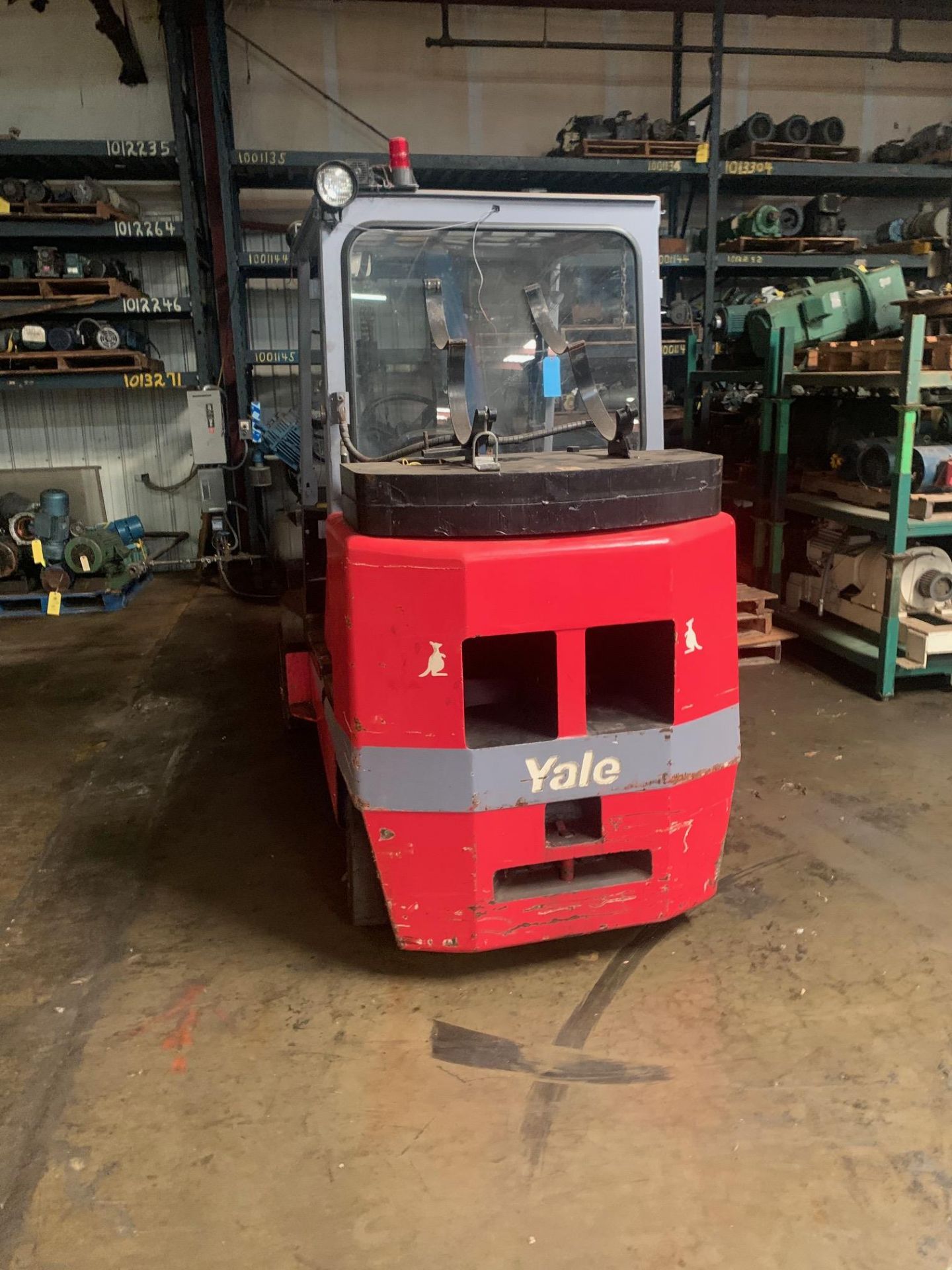 Yale Forklift LP Gas. 10,000 lbs. Model GLC100 MGNSAV090. Serial B818D01566S. Solid Tires, Rigging - Image 2 of 13