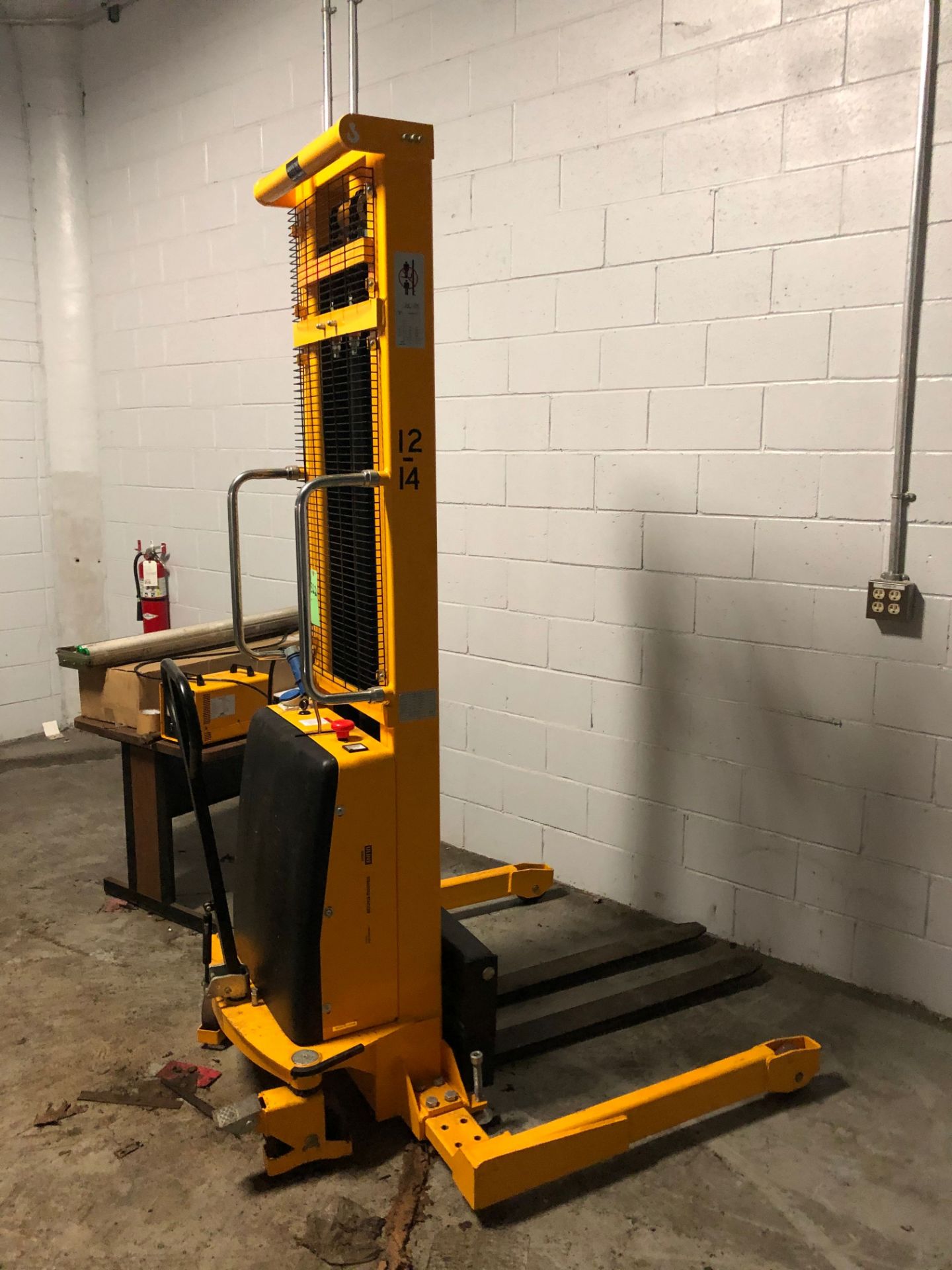 2200 lb electric pallet lift - Image 3 of 4
