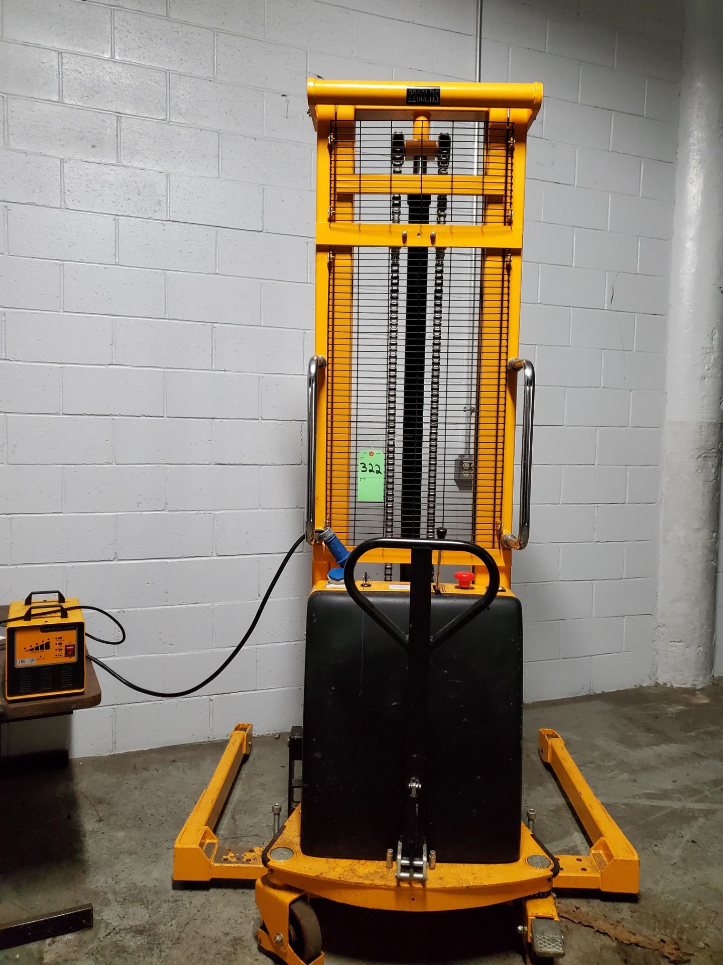 2200 lb electric pallet lift - Image 2 of 4