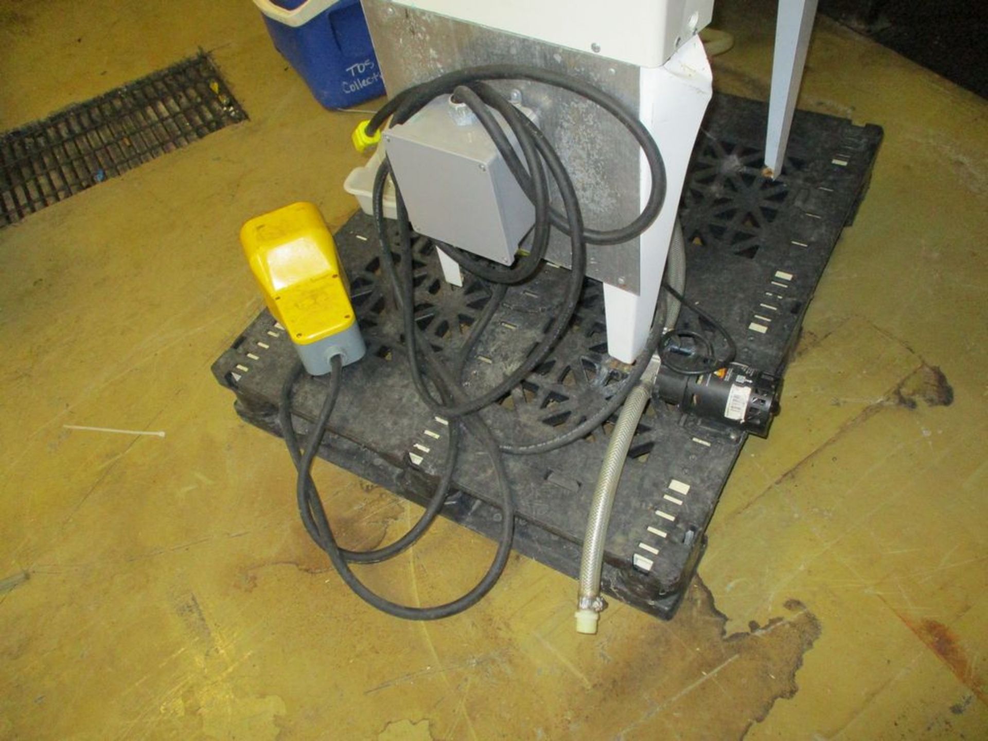 Mold sink with foot operated pump, 22 in x 17 in x 12 in deep ***Auctioneer Note*** -- $25 Removal & - Image 2 of 2