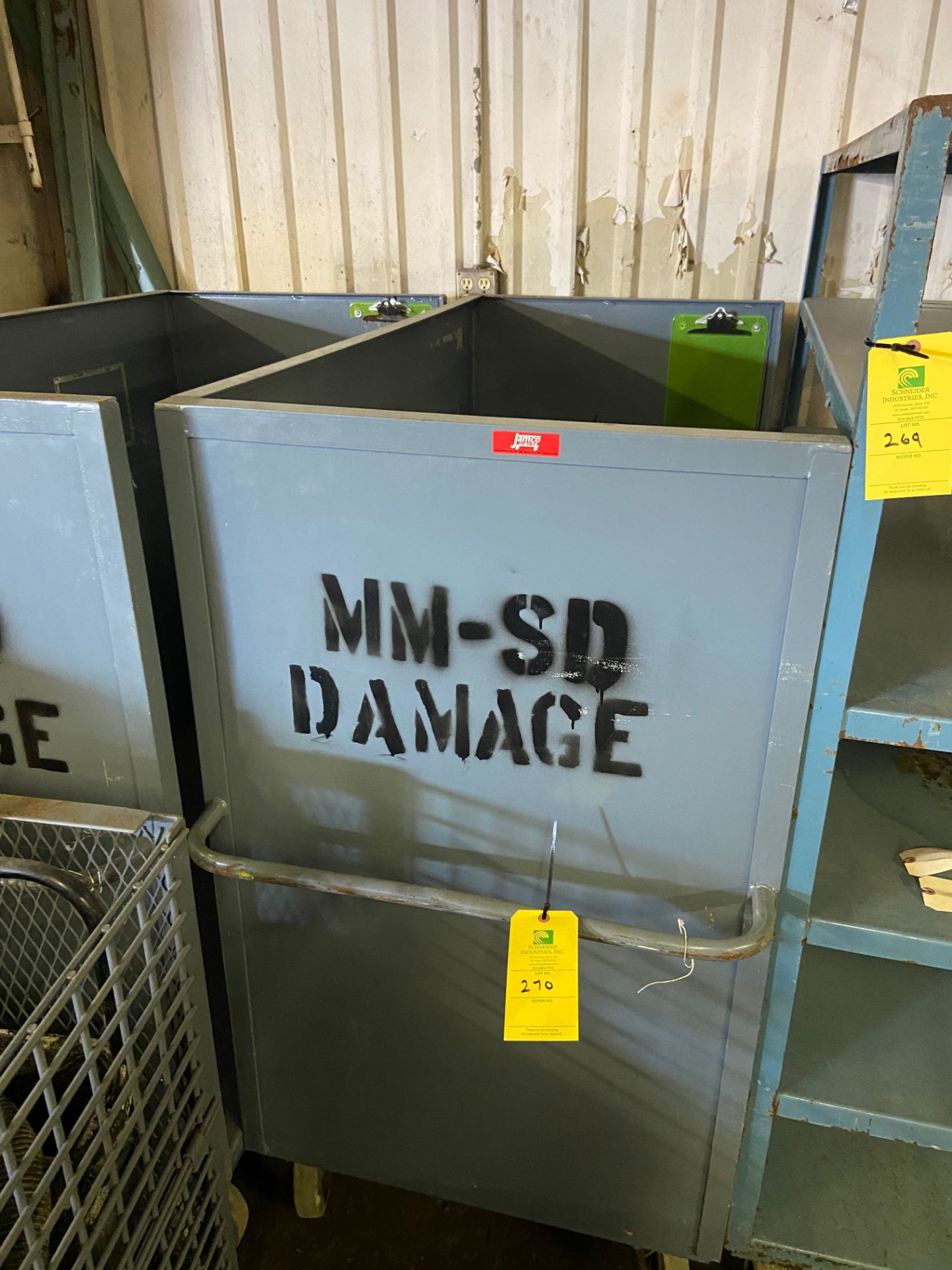 Metal Cart (Located in Oelwein, IA) (Rigging & Loading: $25)